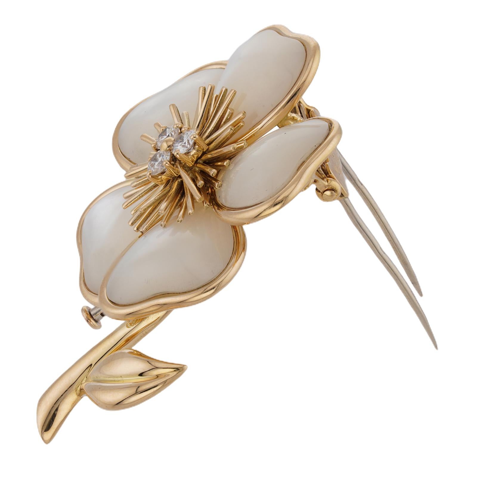 VAN CLEEF & ARPELS Nerval Diamond Mother-of-Pearl Yellow Gold Flower Brooch In Excellent Condition For Sale In New York, NY