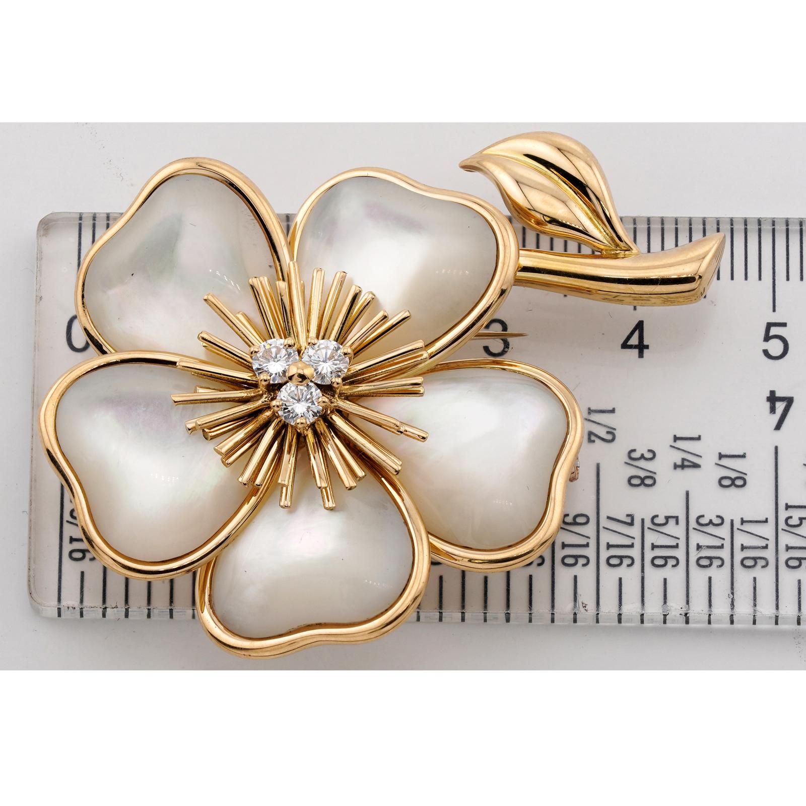 Women's VAN CLEEF & ARPELS Nerval Diamond Mother-of-Pearl Yellow Gold Flower Brooch For Sale