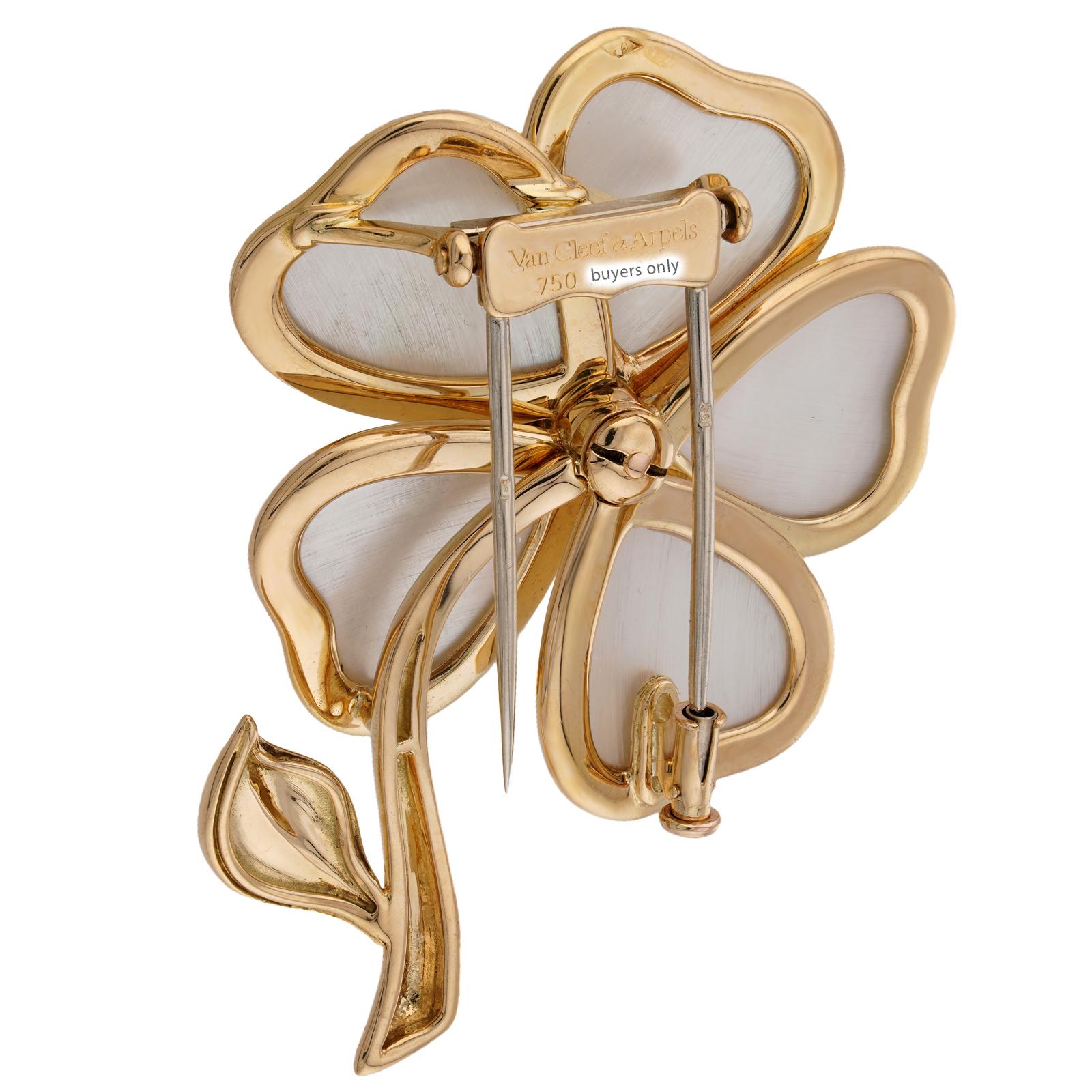 VAN CLEEF & ARPELS Nerval Diamond Mother-of-Pearl Yellow Gold Flower Brooch For Sale 1
