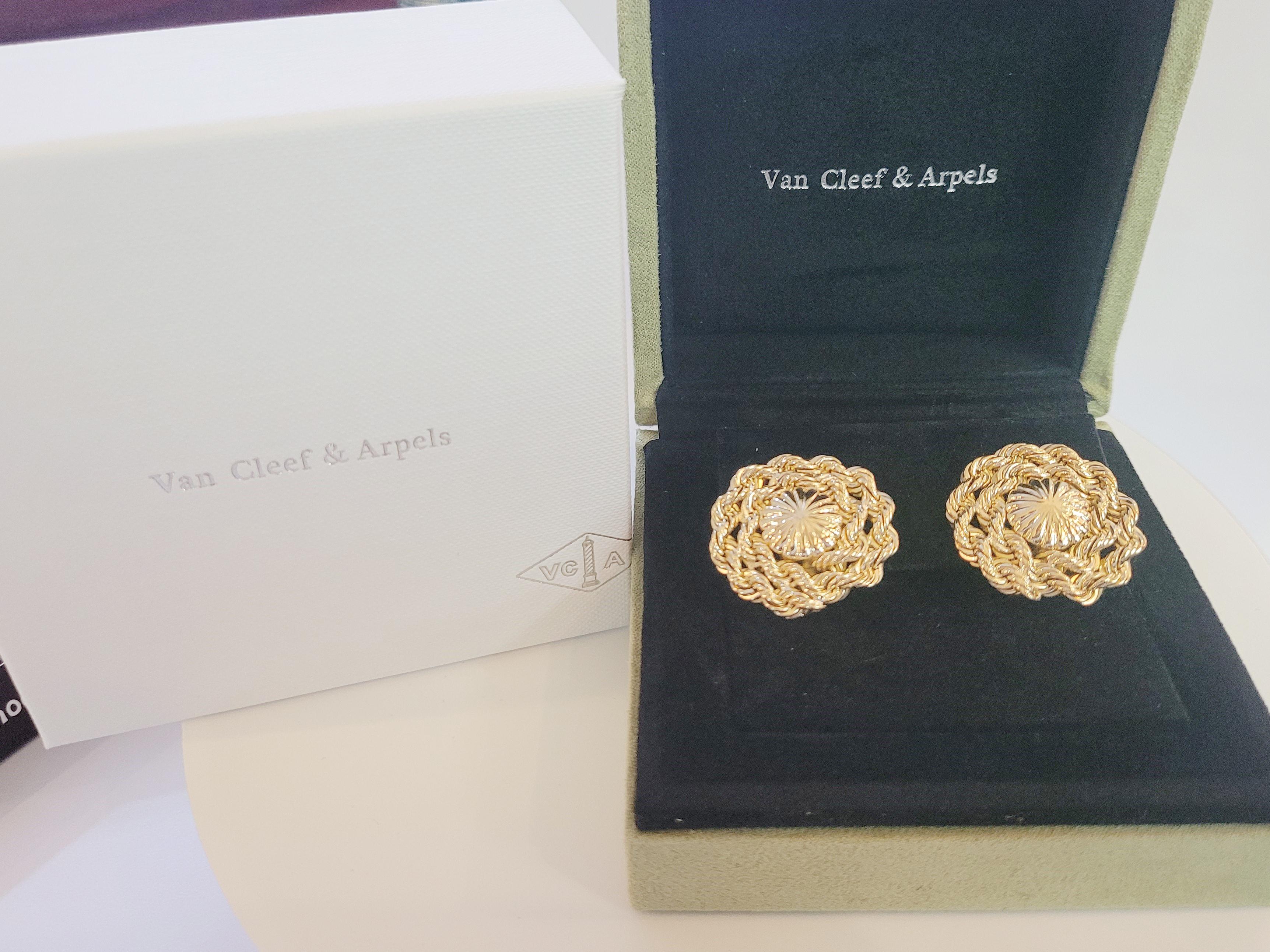 Brand-Van Cleef & Arpels 
Style-Earring
Earring-None pears 
Color-Yellow
Metal purity-18K Yellow Gold
Dimension-28x28 mm
Weight-14.3g
Mint condition
Van Cleef & Arpels box included
Retail:$9000