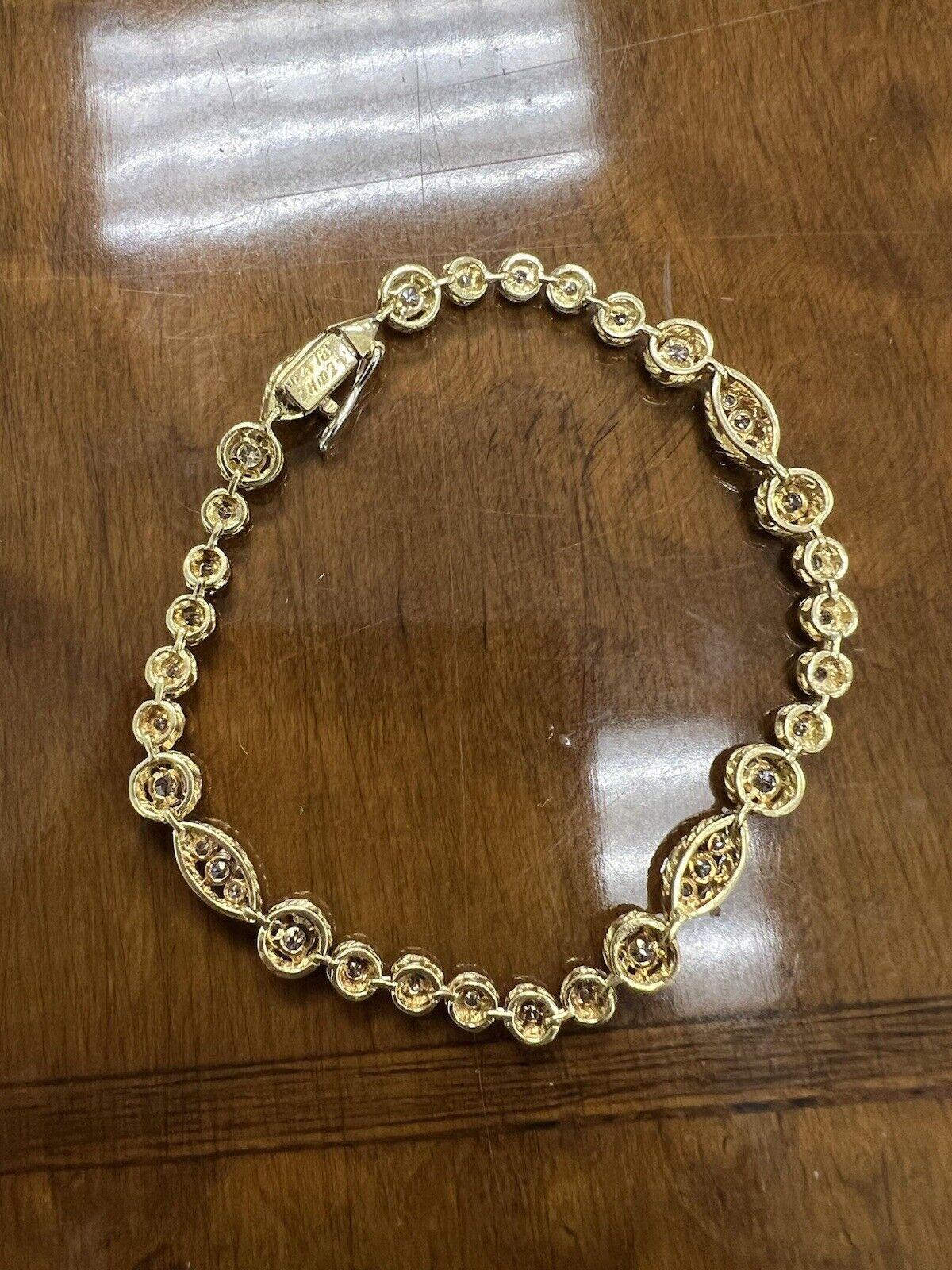 Van Cleef & Arpels NY 18k Yellow Gold & Diamond Bracelet Vintage 1960s

Here is your chance to purchase a beautiful and highly collectible designer bracelet.  Truly a great piece at a great price! 

Details:
Size : 7.25 inches
12.3 grams
Fully