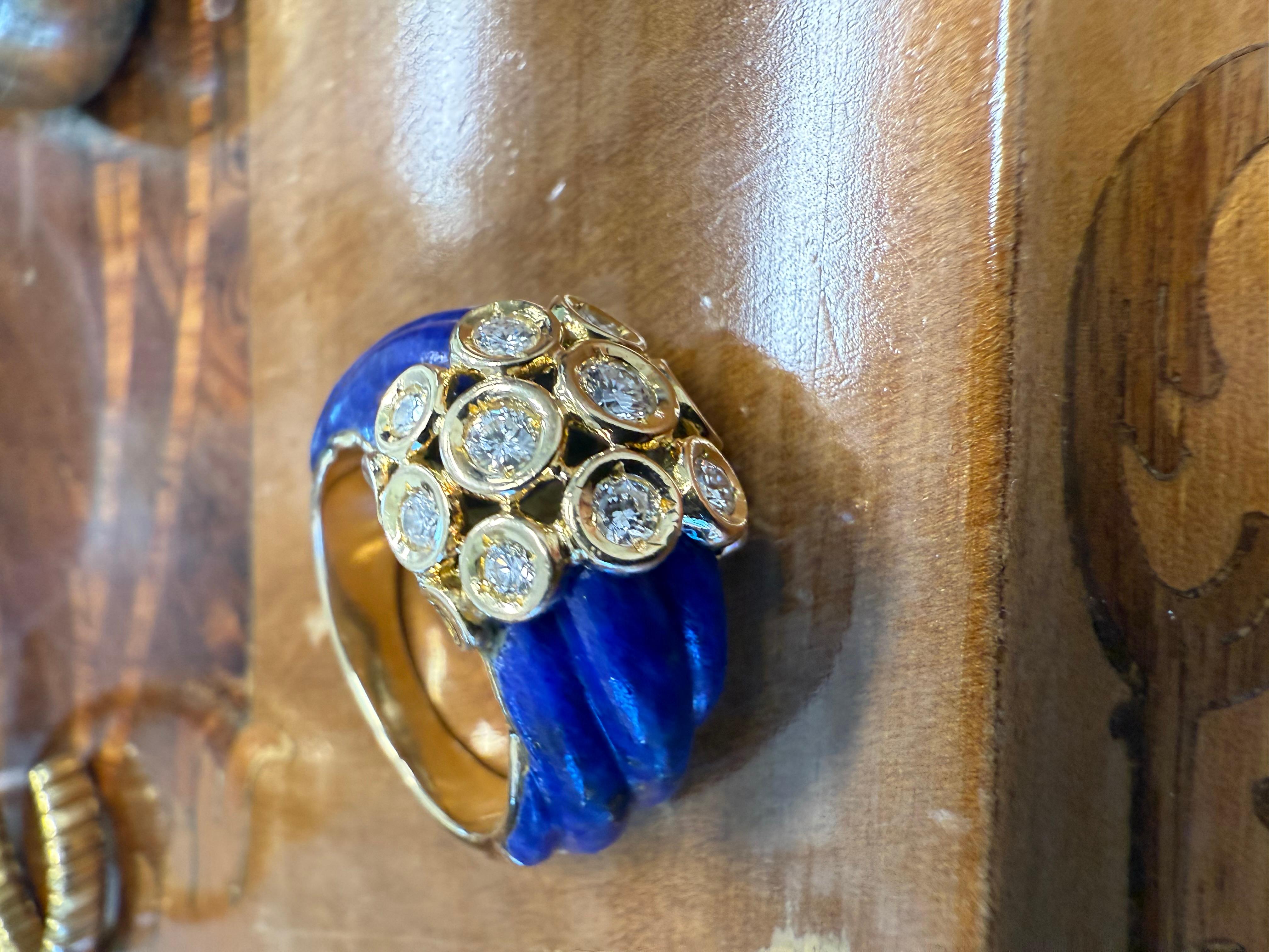 Van Cleef & Arpels NY Anillo de cóctel de oro amarillo de 18k, diamantes y lapislázuli Vintage



Aquí tienes la oportunidad de adquirir un anillo de diseño precioso y muy coleccionable. 


El anillo está fabricado por Van Cleef & Arpels NY en la