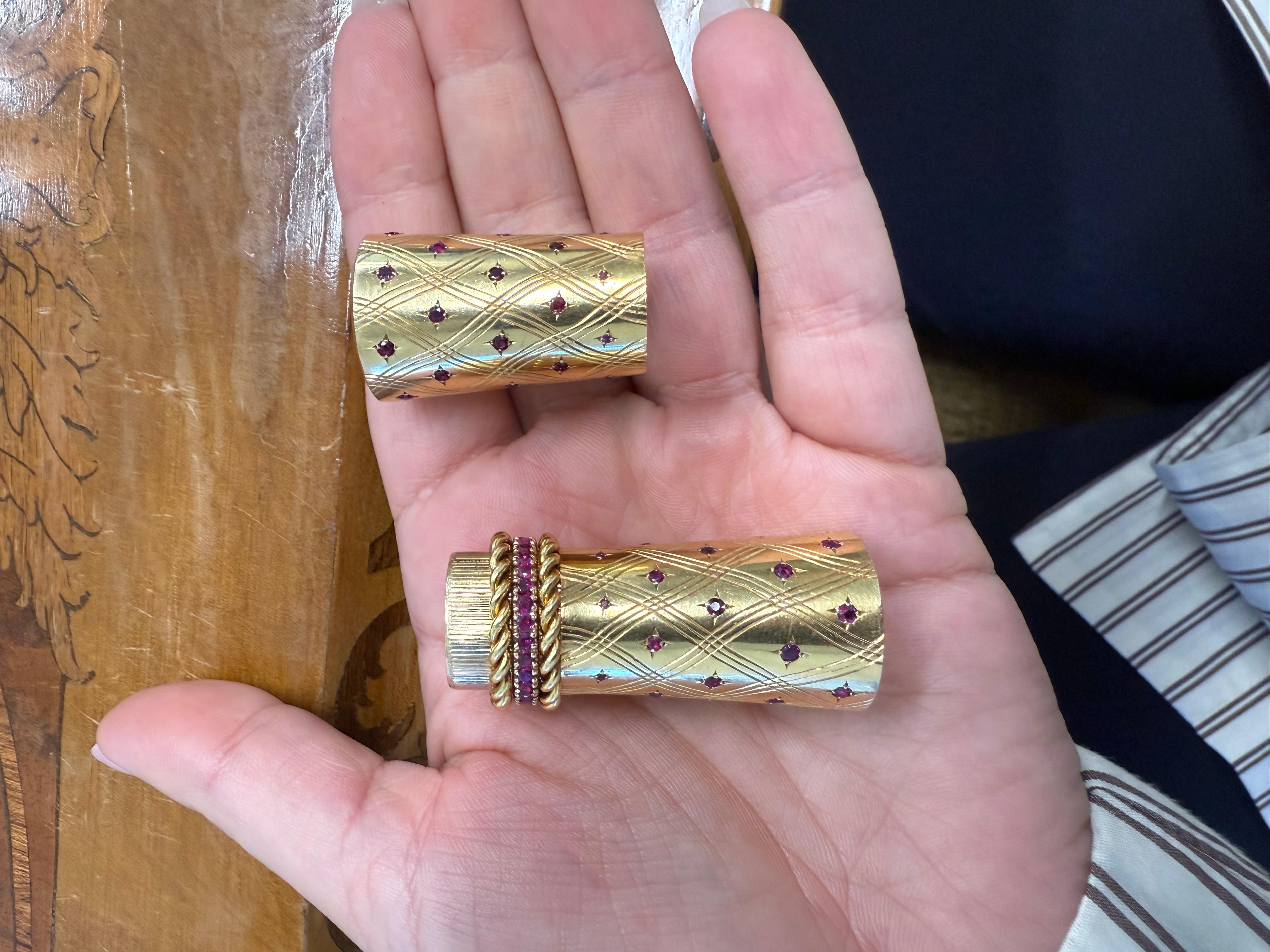 Taille ronde Van Cleef & Arpels NY Or jaune 18k et Rubis Etui à rouge à lèvres Retro 1950s en vente