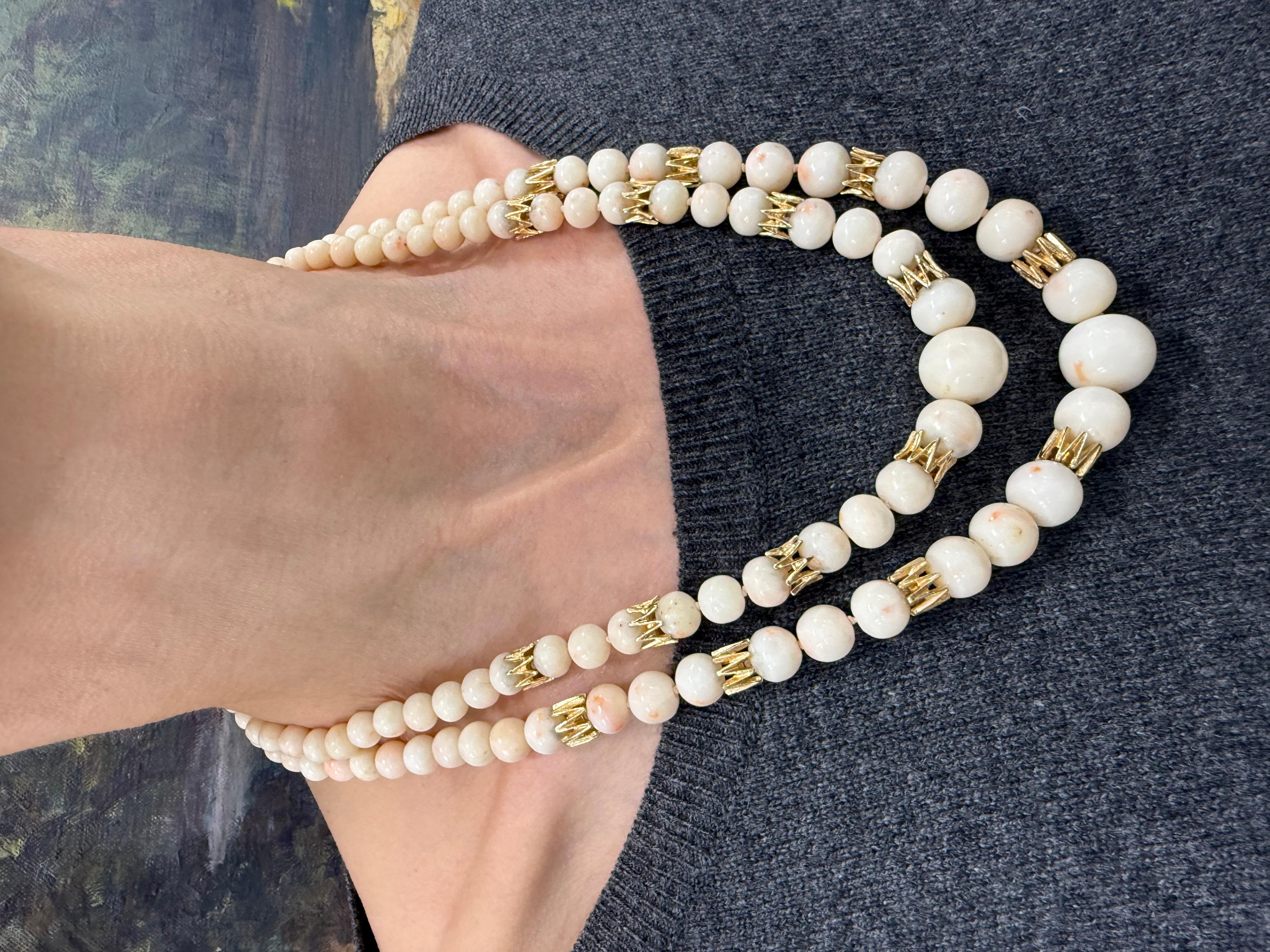 Van Cleef & Arpels NY Collana in oro giallo 18k, diamanti e corallo pelle d'angelo Retro 1950s



Ecco la possibilità di acquistare una collana di design bellissima e da collezione.  


La collana di corallo è stata realizzata da Van Cleef & Arpels