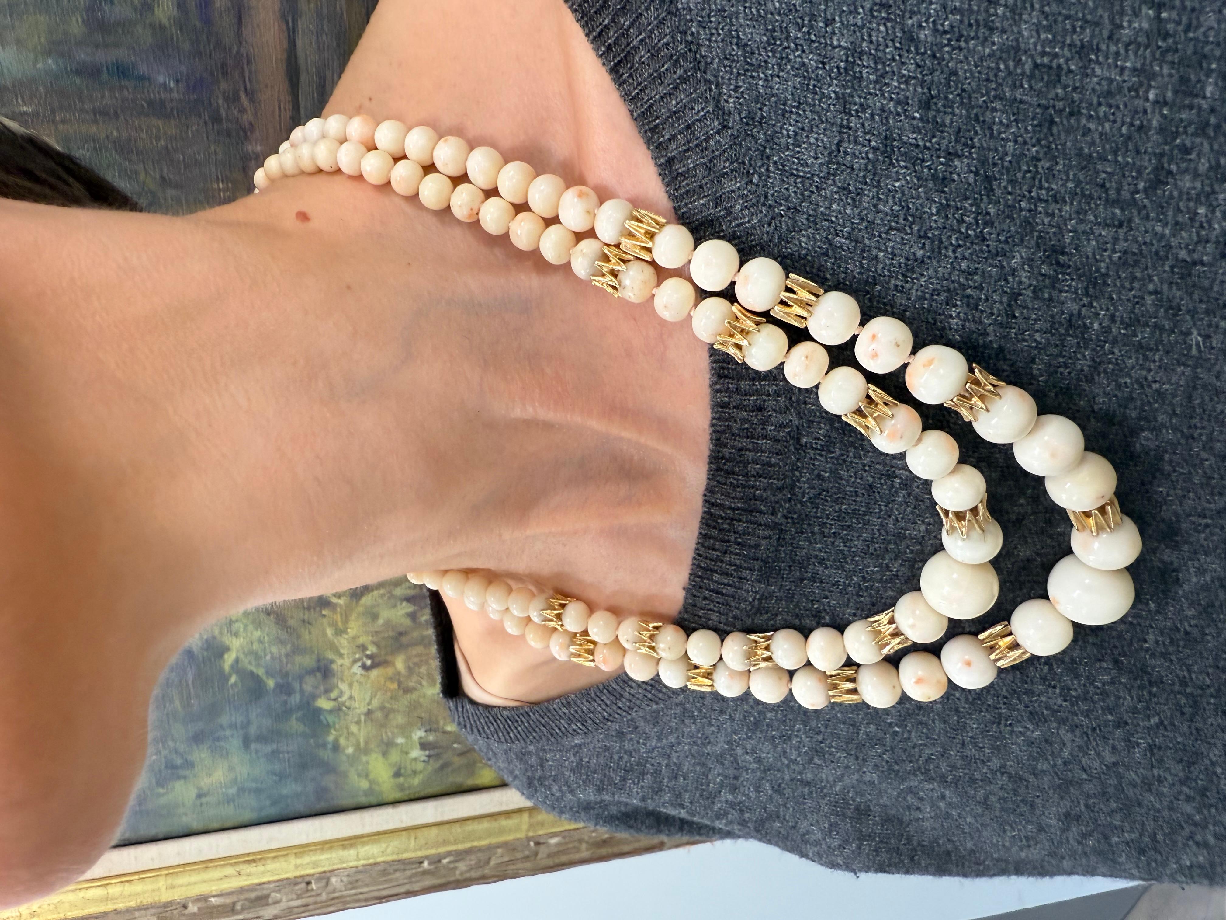 Rétro Van Cleef & Arpels NY 18k YG, collana di coralli e diamanti con pelle d'angelo 1950s in vendita