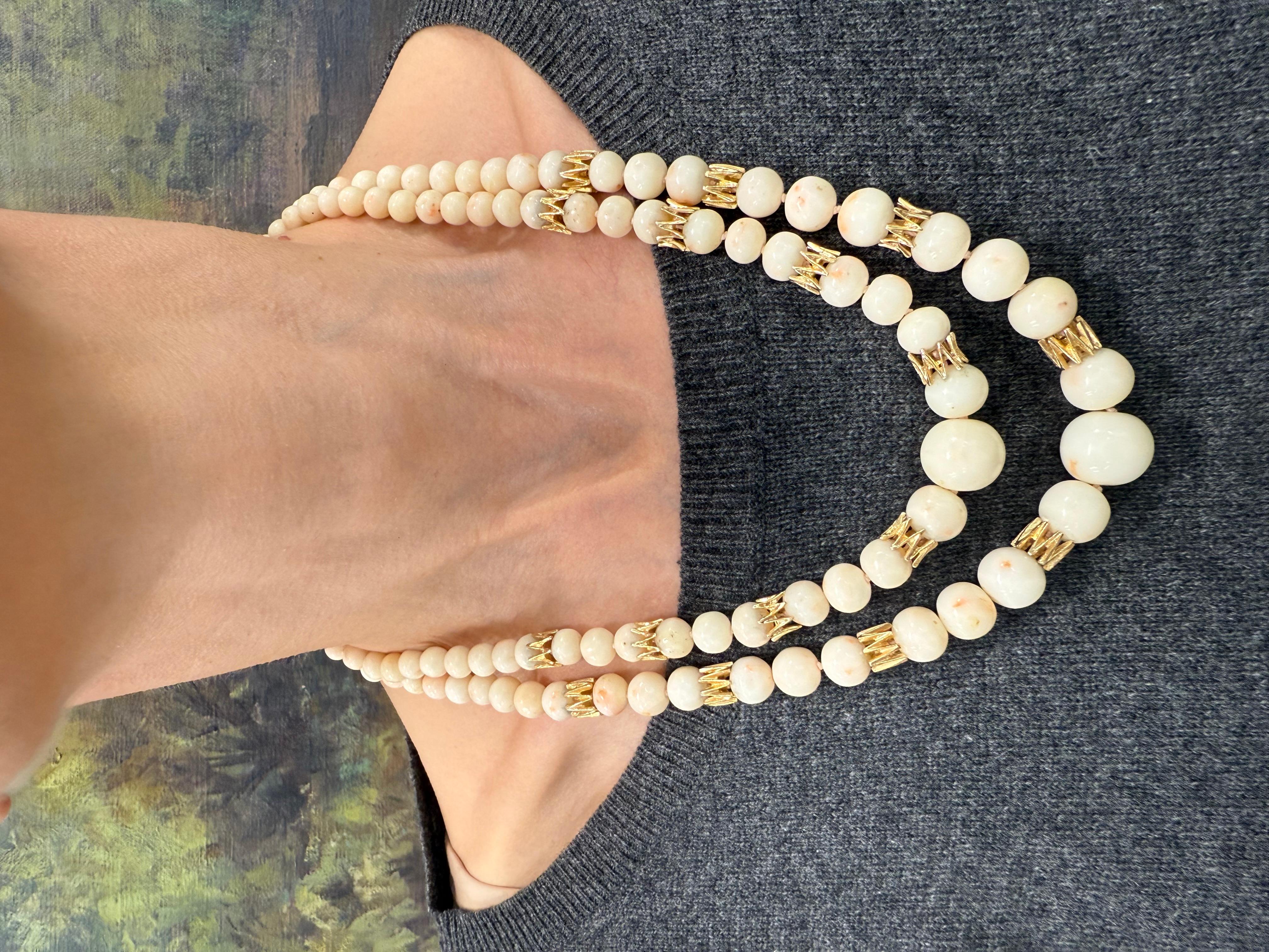 Taglio rotondo Van Cleef & Arpels NY 18k YG, collana di coralli e diamanti con pelle d'angelo 1950s in vendita