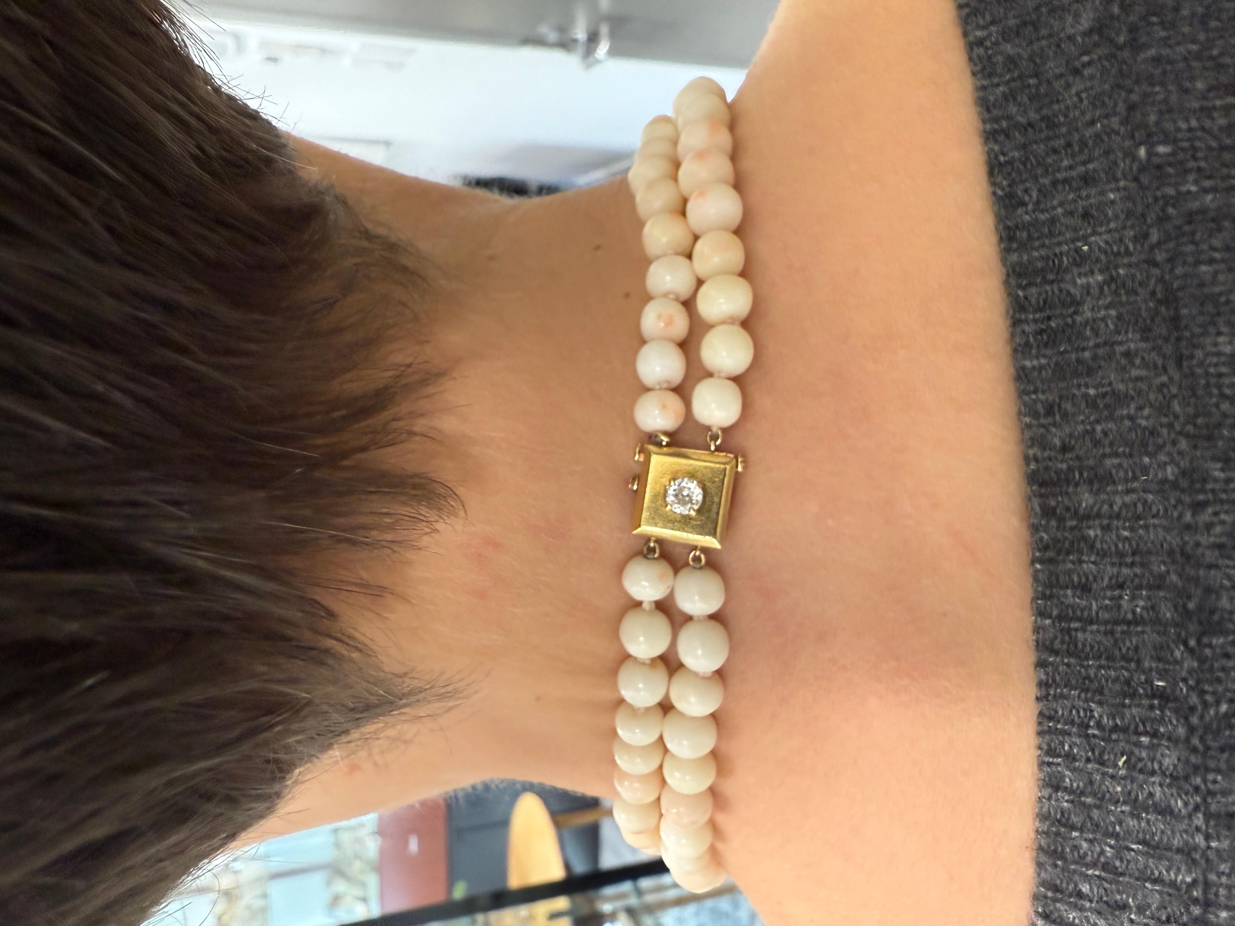 Van Cleef & Arpels NY 18k YG, collana di coralli e diamanti con pelle d'angelo 1950s In condizioni ottime in vendita a Beverly Hills, CA