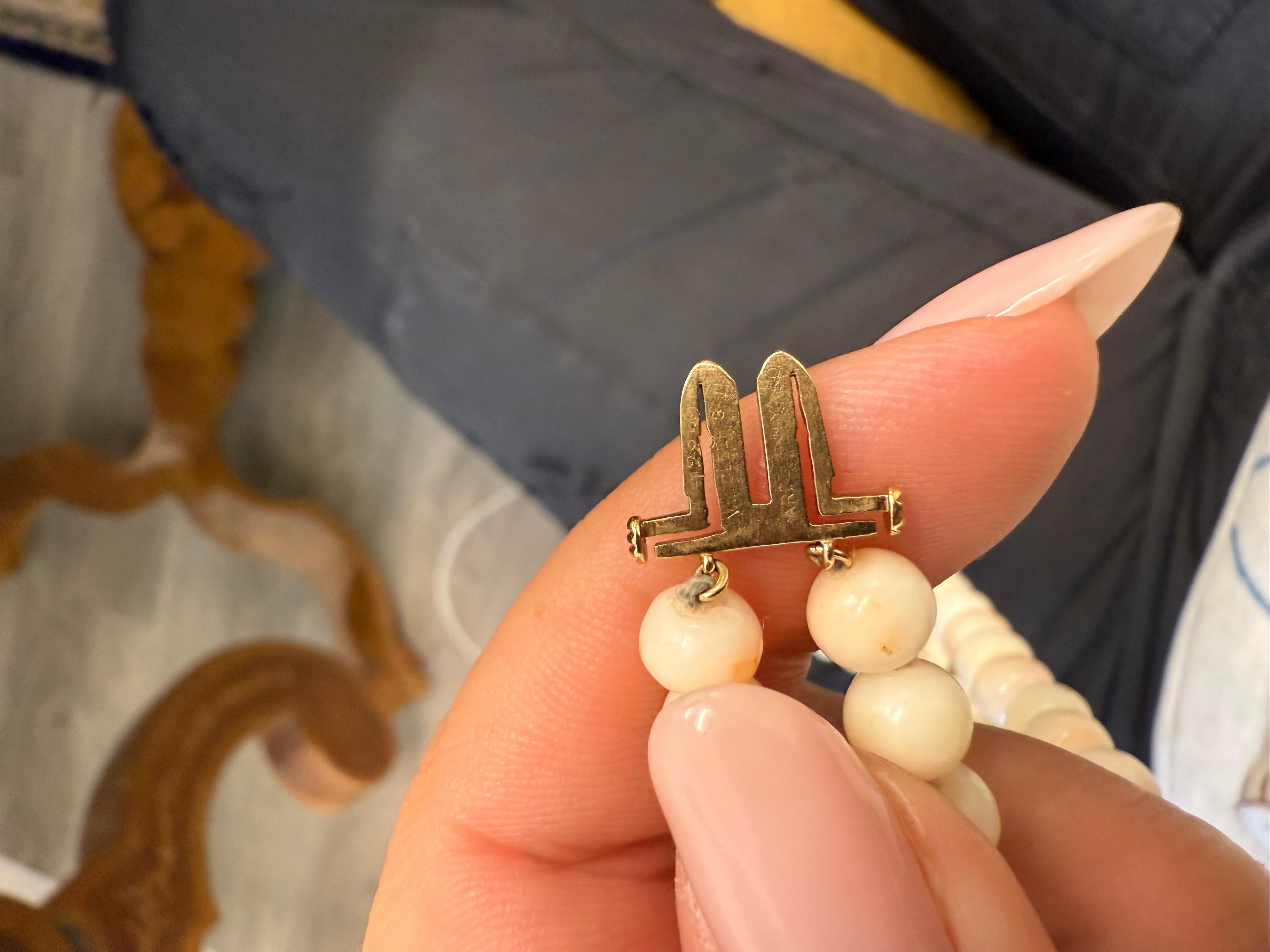 da uomo o donna Van Cleef & Arpels NY 18k YG, collana di coralli e diamanti con pelle d'angelo 1950s in vendita