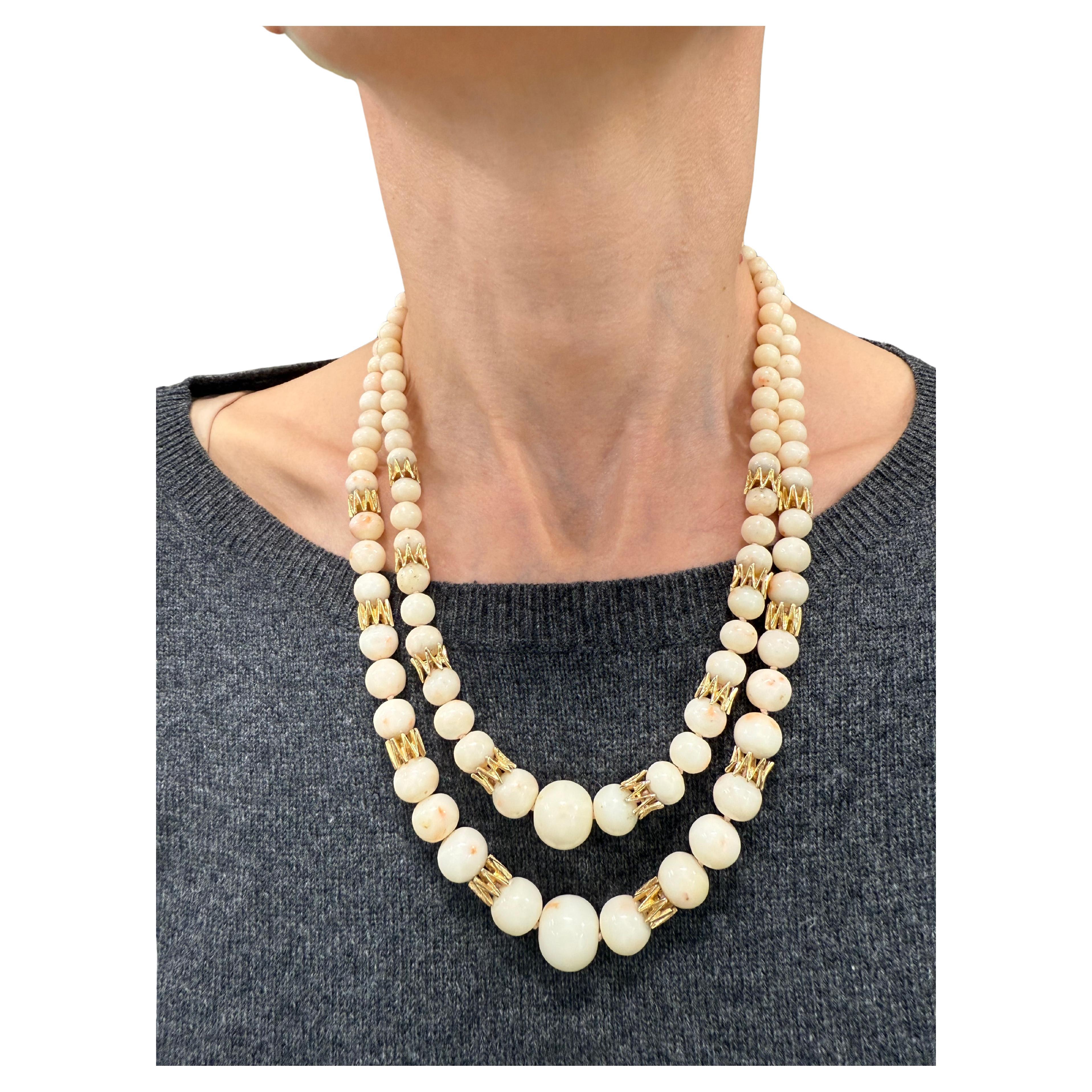 Van Cleef & Arpels NY 18k YG, collana di coralli e diamanti con pelle d'angelo 1950s in vendita