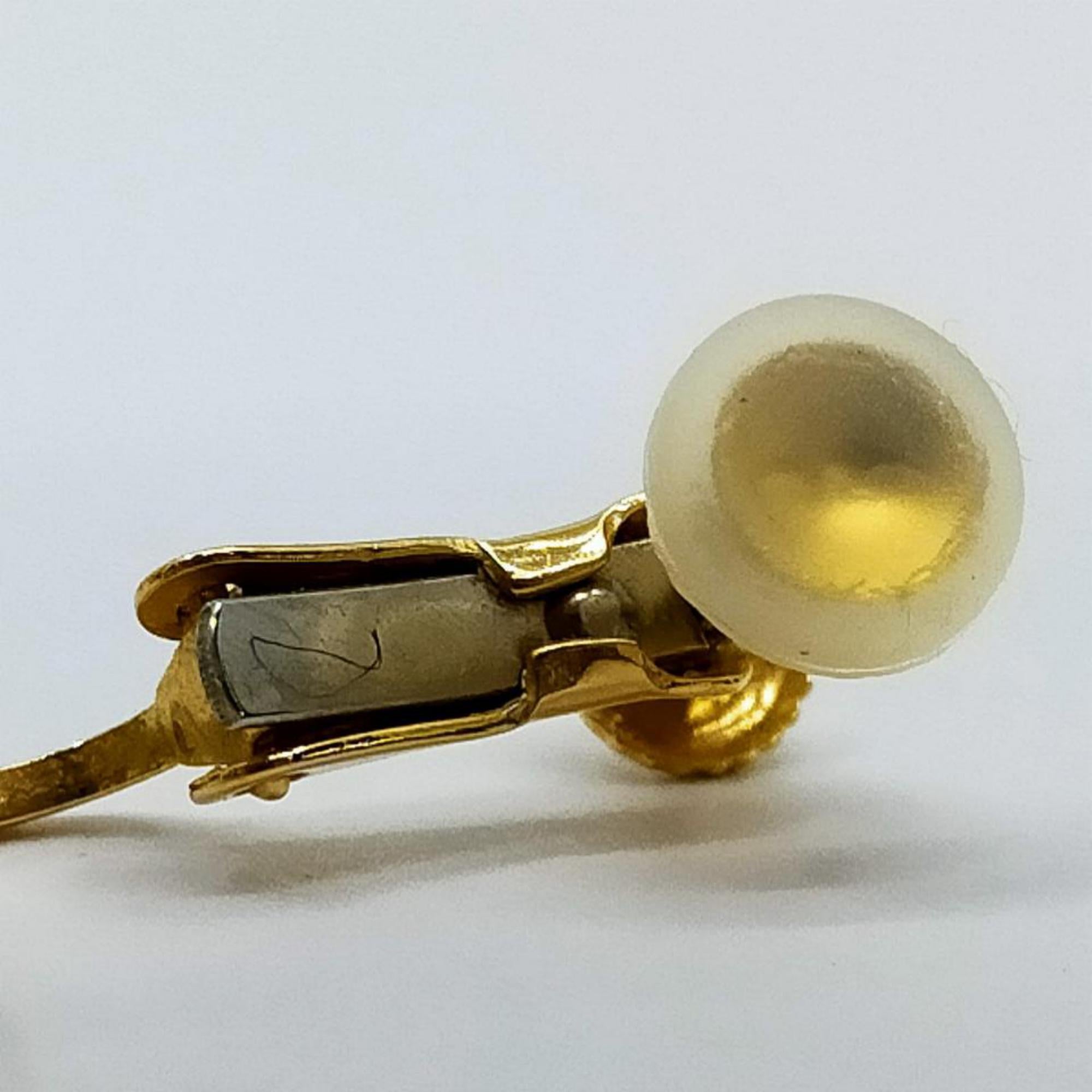 Van Cleef & Arpels One Single 18K Gold Sweet Alhambra Single Mother of Pearl Ear In Good Condition For Sale In Dix hills, NY
