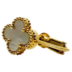 Van Cleef & Arpels, boucle d'oreille Sweet Alhambra en or 18 carats avec une seule nacre