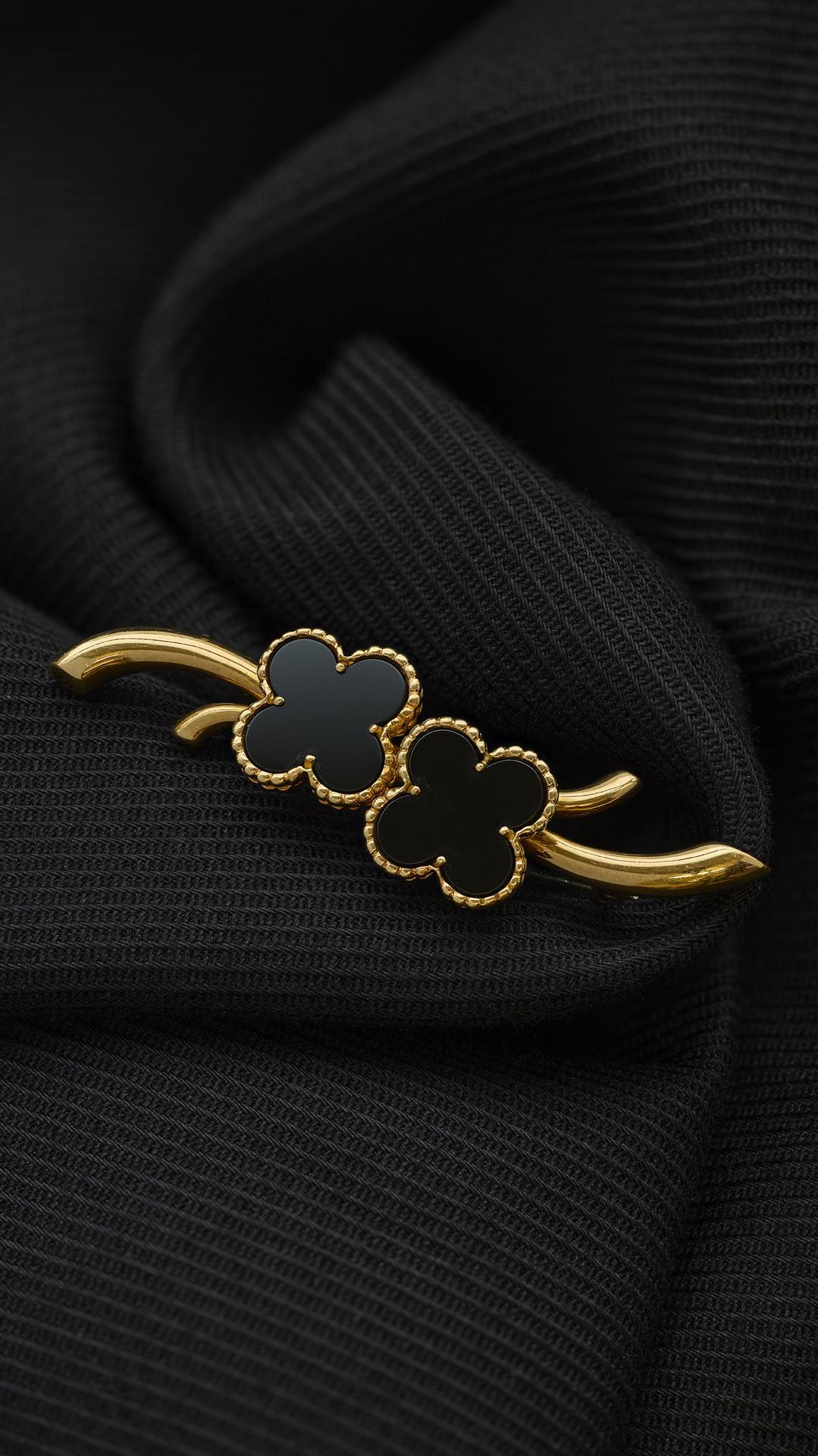 Women's or Men's Van Cleef & Arpels Onyx Alhambra Brooch For Sale