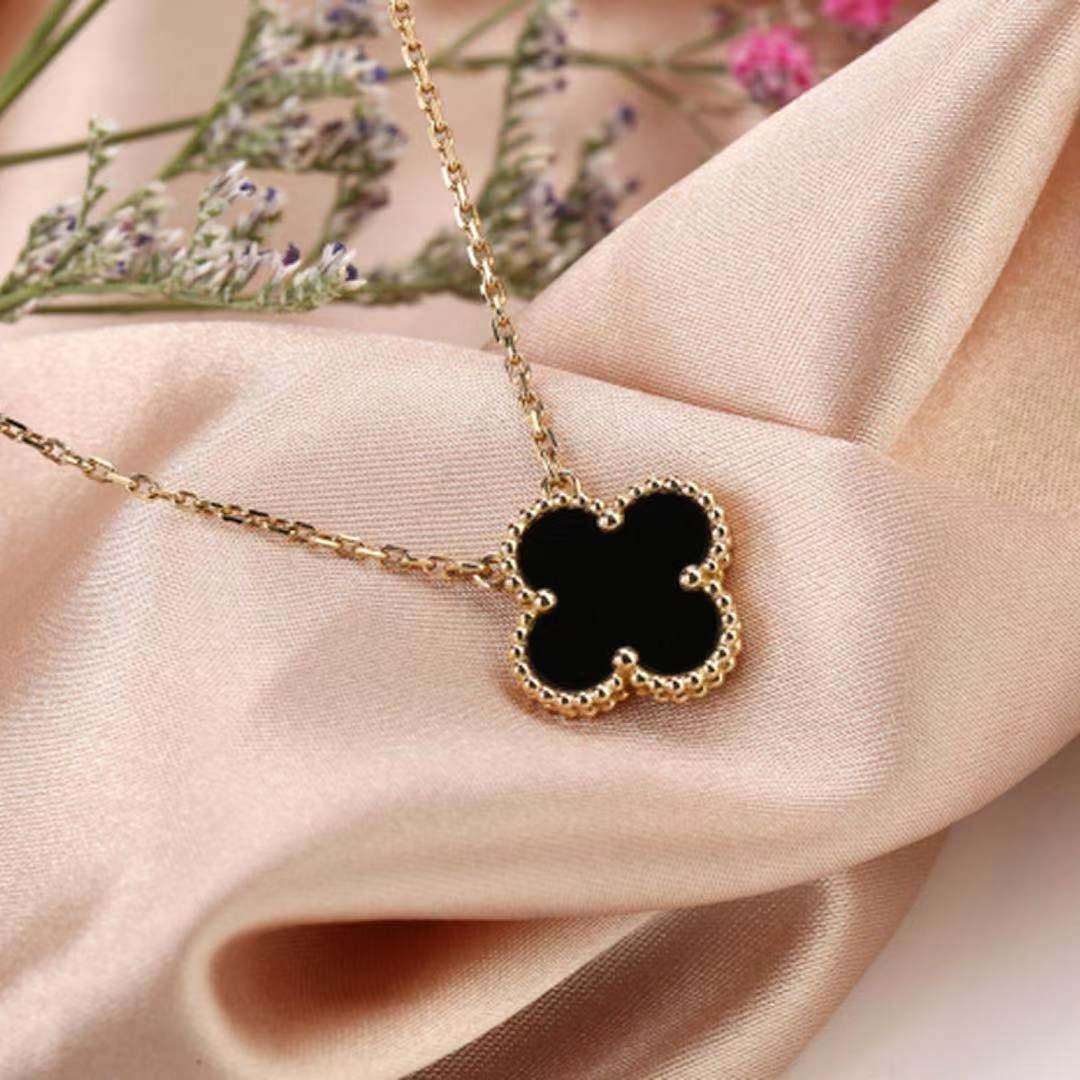 Van Cleef & Arpels Onyx-Alhambra-Anhänger-Halskette im Zustand „Hervorragend“ in Banbury, GB