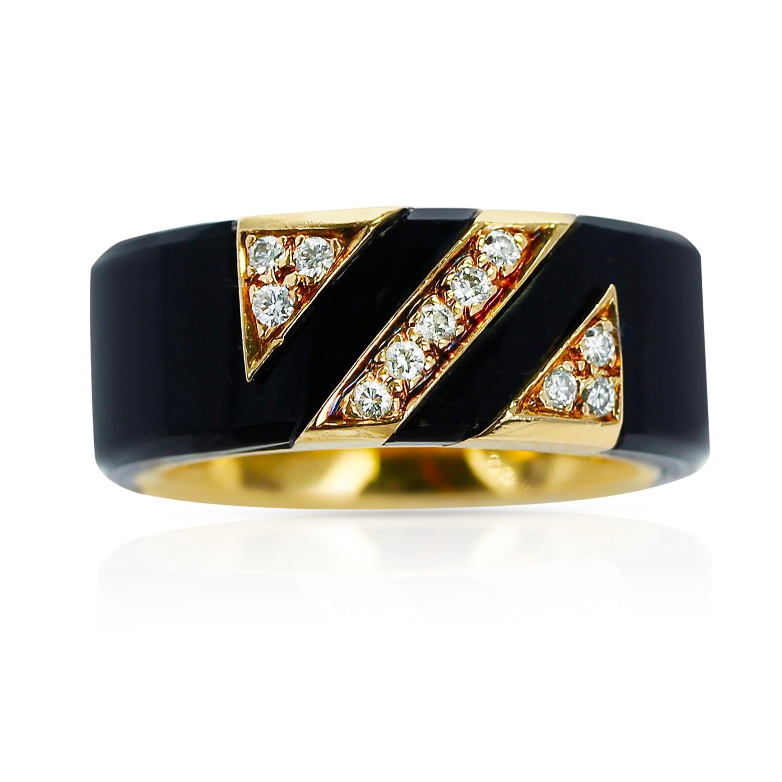 Un Anillo Van Cleef & Arpels de Ónice y Diamante en Oro Amarillo de 18k. Hay un total de 11 diamantes redondos en el anillo. Tamaño del anillo US 5.50. 