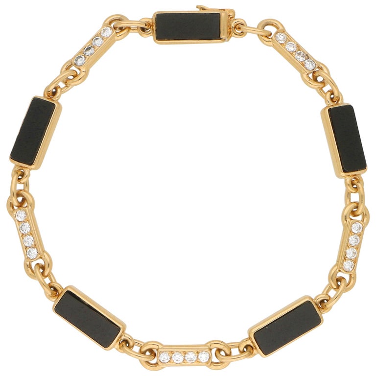Van Cleef and Arpels Onyx and Diamond Chain Bracelet in 18 Karat Yellow Gold  For Sale at 1stDibs