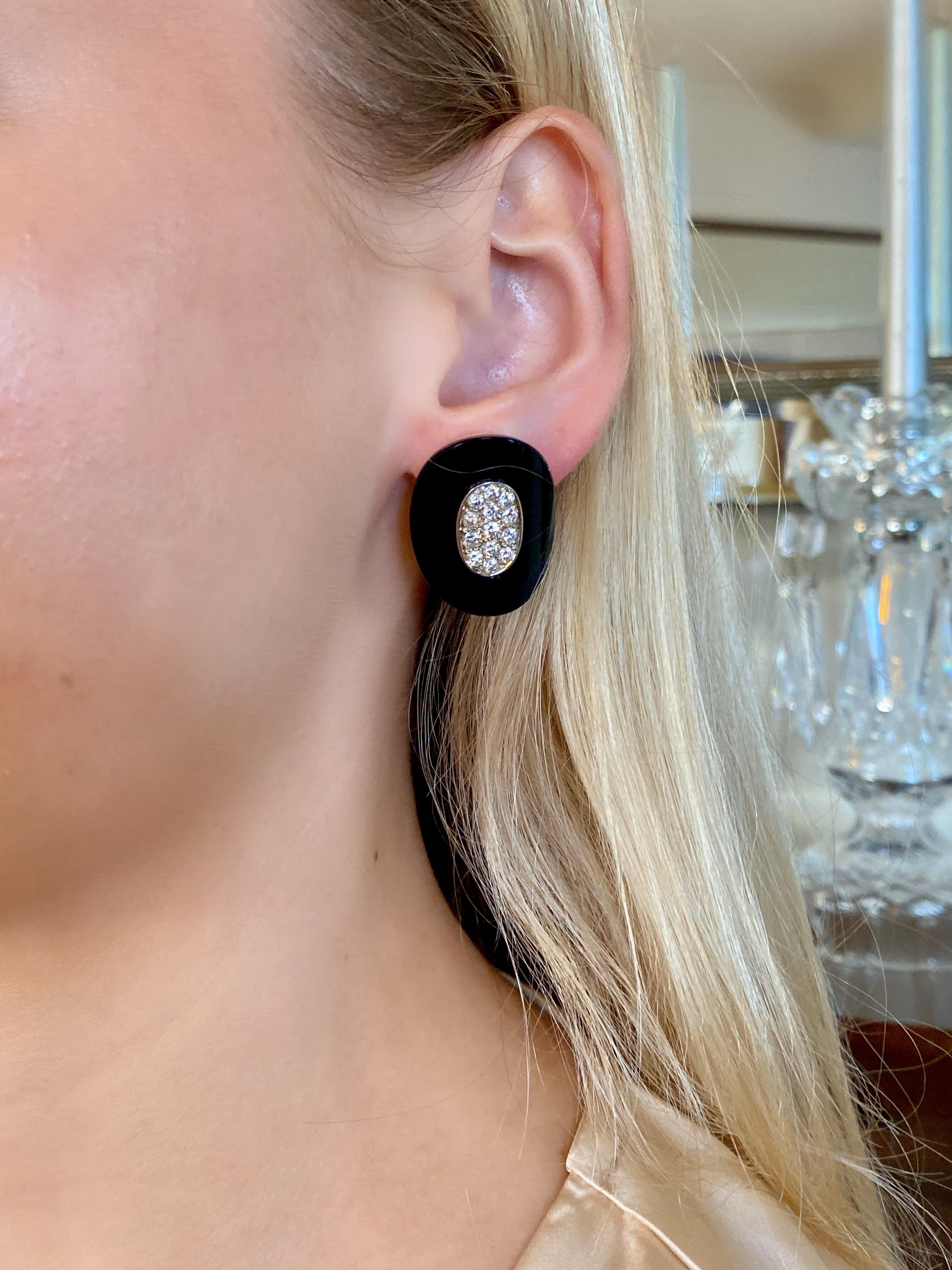 Van Cleef & Arpels Onyx Diamond 18 Karat Yellow Gold Ear Clips For Sale 5