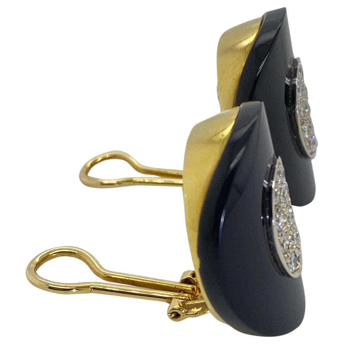 Oval Cut Van Cleef & Arpels Onyx Diamond 18 Karat Yellow Gold Ear Clips For Sale