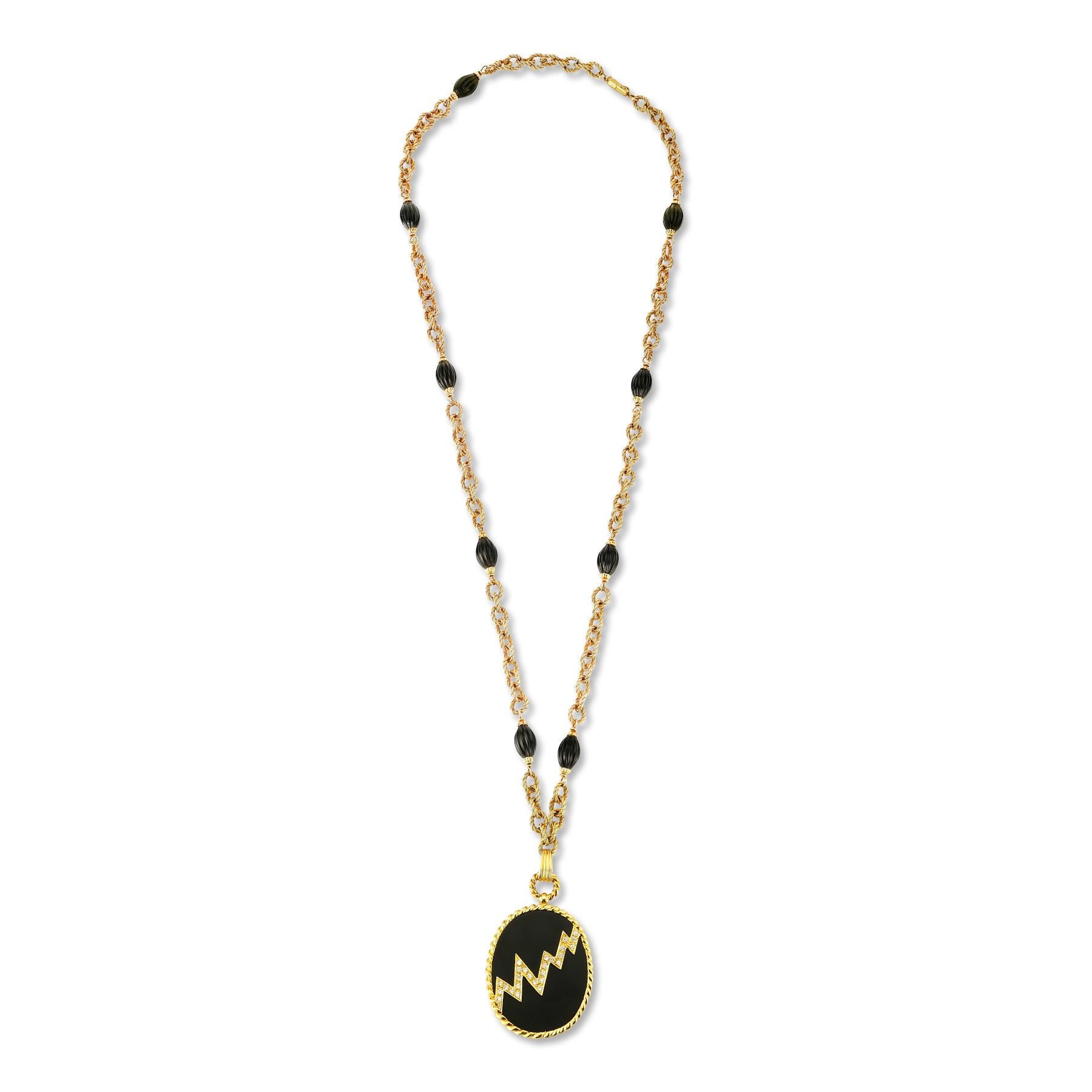 Collana in oro, diamanti e onice di Van Cleef & Arpels

Questa straordinaria collana Van Cleef & Arpels esemplifica l'elegante maestria della maison con contrasti audaci e una raffinatezza senza tempo. Il ciondolo presenta una placca di onice nera