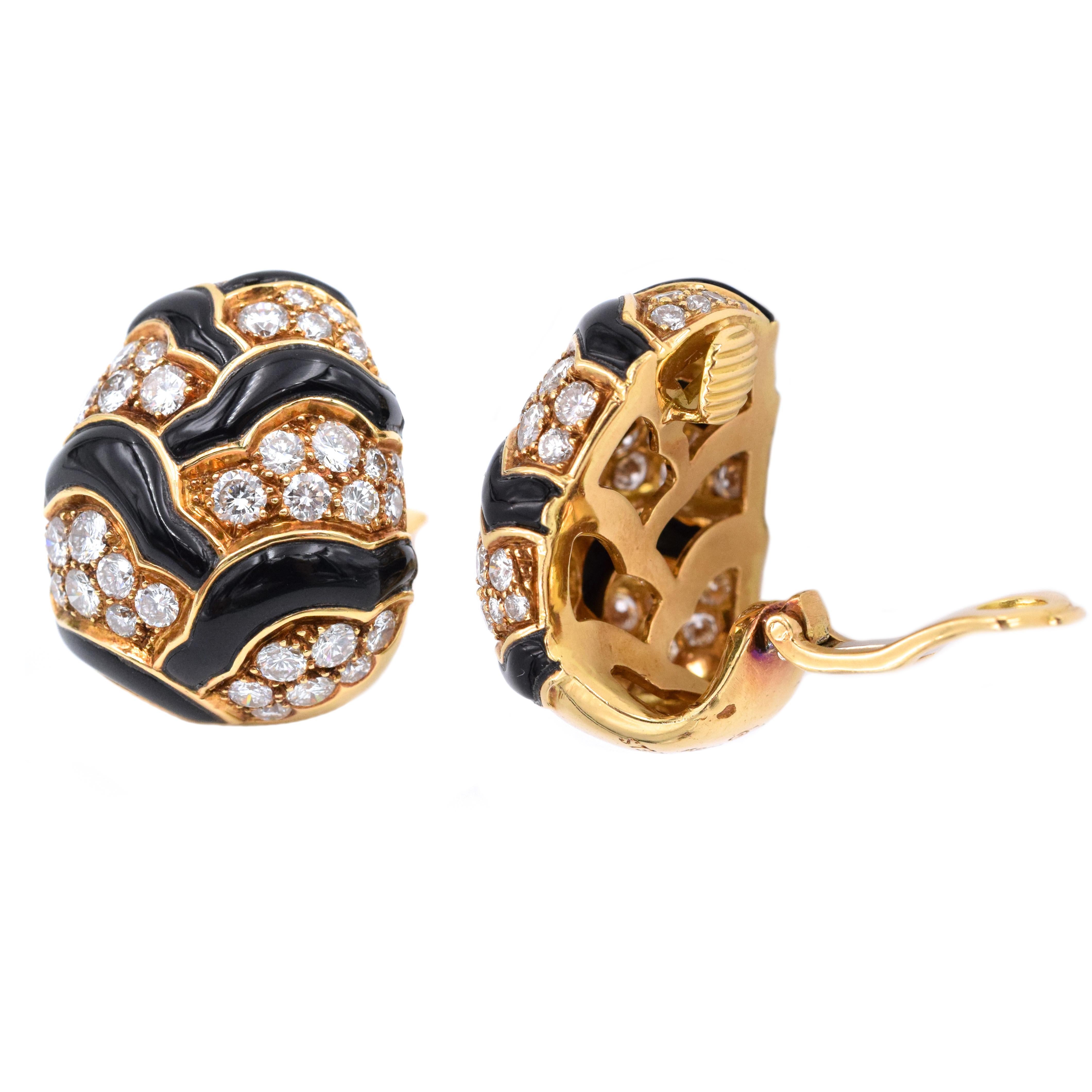 Round Cut Van Cleef & Arpels Onyx Diamond Gold Earrings For Sale