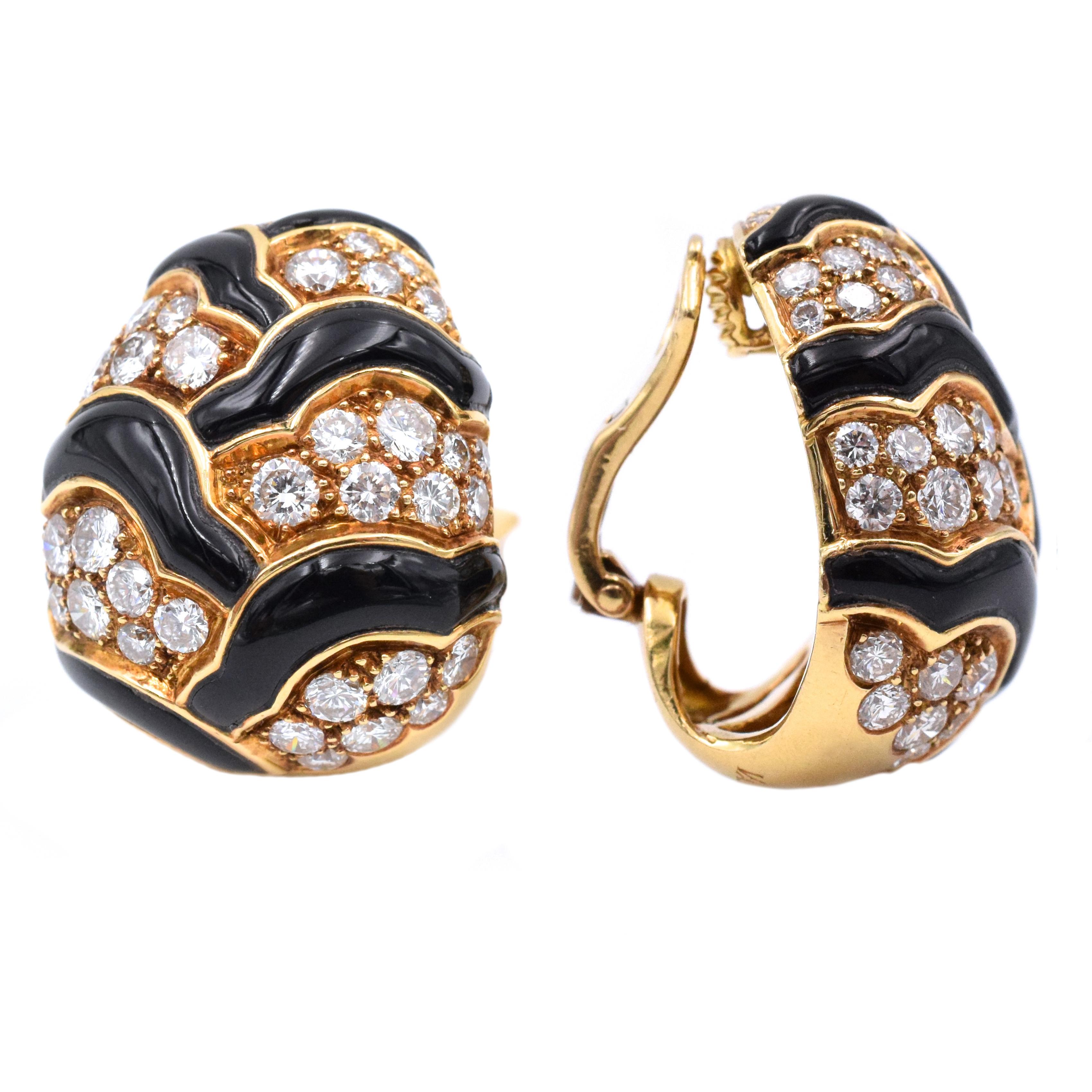 Round Cut Van Cleef & Arpels Onyx Diamond Gold Earrings For Sale