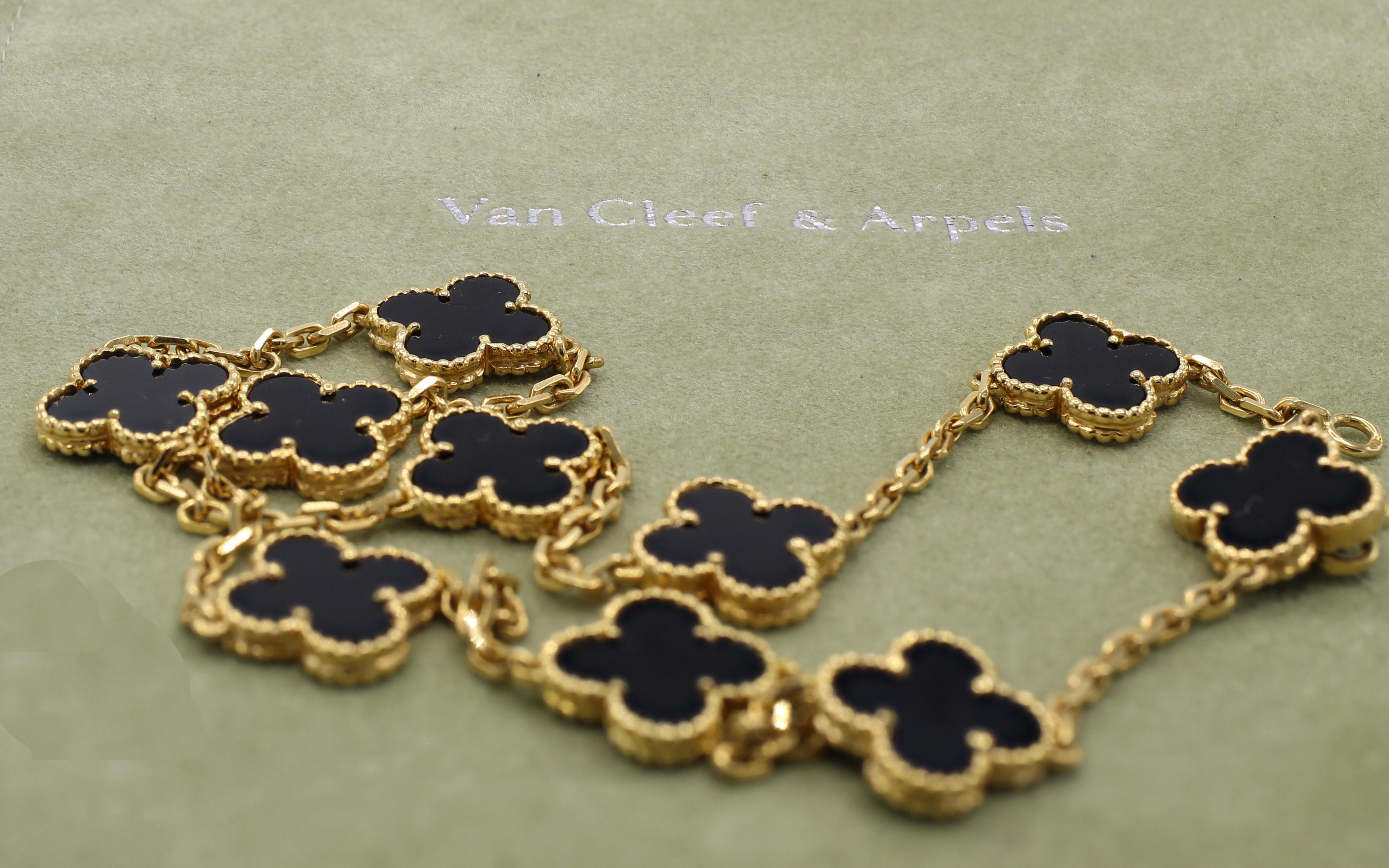 10 clover leaf 18 karat yellow gold elements set with onyx. Signed VCA 750. Numbered . French assay mark. Original VCA pouch