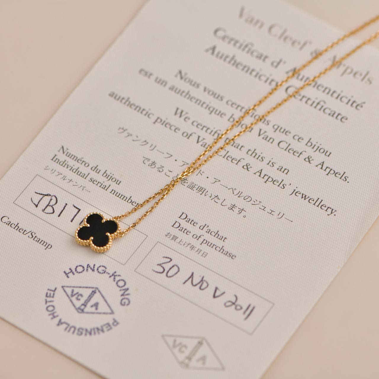 Van Cleef & Arpels Onyx-Alhambra-Anhänger im Vintage-Stil im Zustand „Hervorragend“ in Banbury, GB