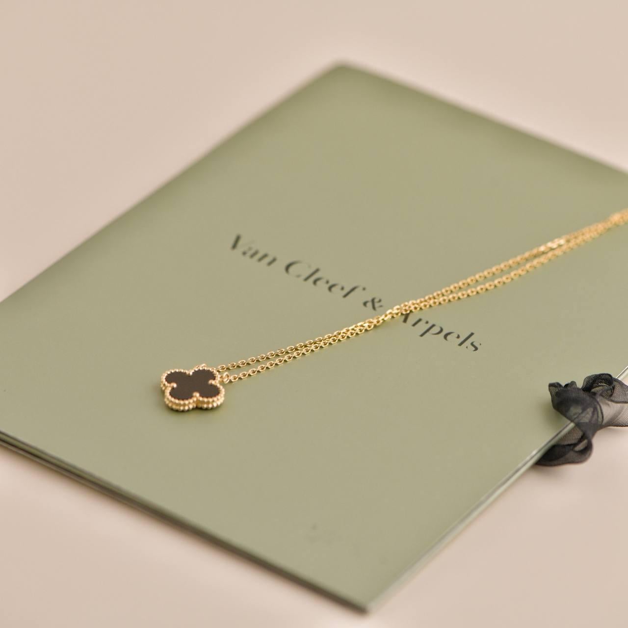 SKU	AT-2521
Comes With	Full Set (Pouch + Card)
Date	2015
RRP	£2,590 incl. taxes / $ 2,750 excl. taxes / € 2,960 incl. taxes
Model	VCARA45800
Serial Number	JE******
Metal	18k Yellow Gold
Stones	Onyx
Weight	Approximately 5.4 g
Length	Approximately 42