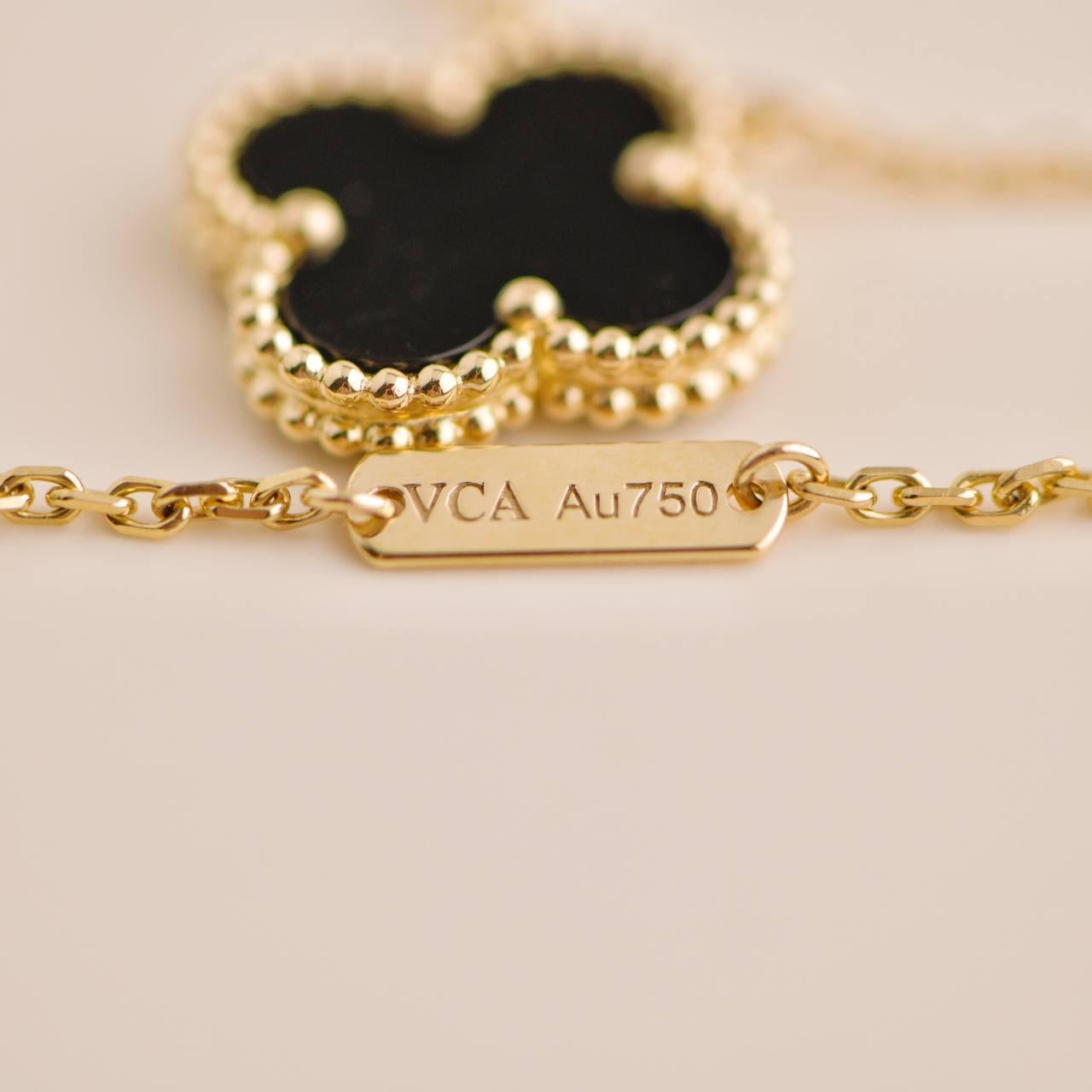 Women's or Men's Van Cleef & Arpels Onyx Vintage Alhambra Yellow Gold Pendant Necklace