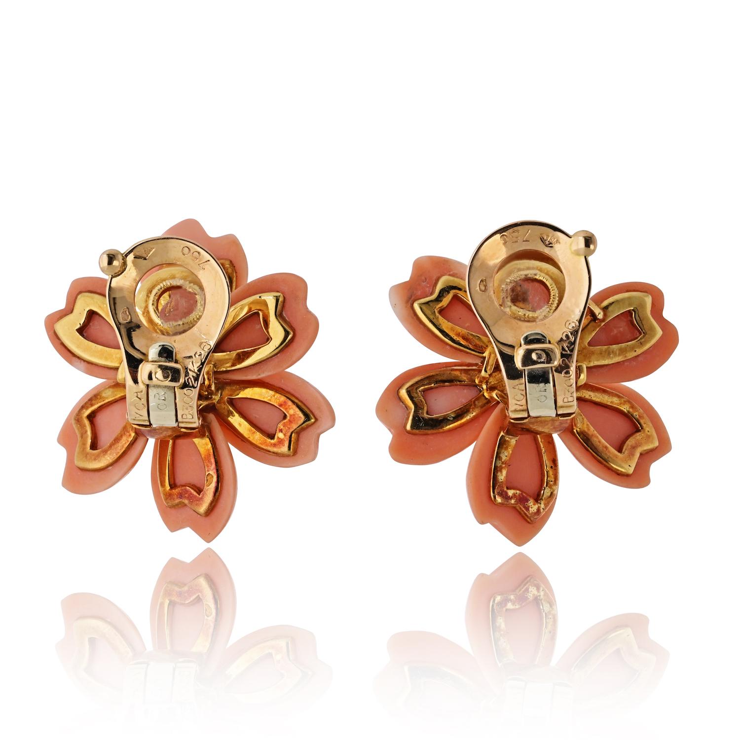 Van Cleef & Arpels Orange Koralle Gelbgold Rose De Noël Diamant-Ohrringe (Moderne) im Angebot