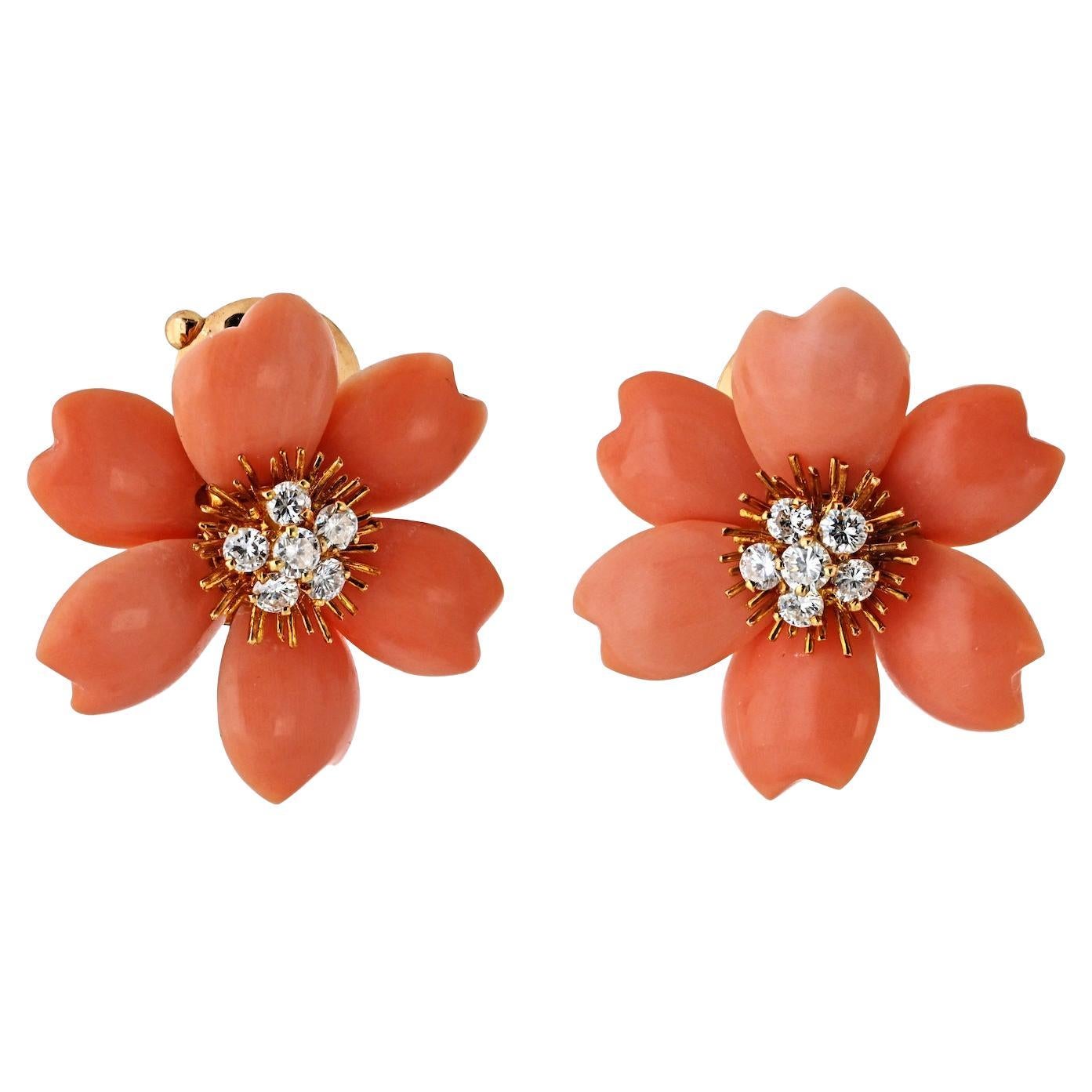Van Cleef 
Arpels - Orecchini con diamanti in oro giallo e corallo arancione Coral Rose De Noël