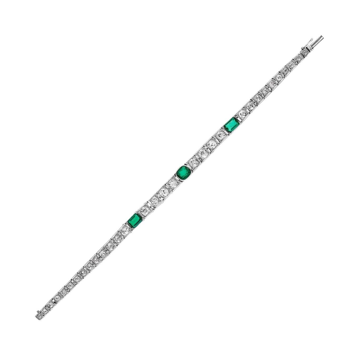 Dieses exquisite Original Art Deco Armband von Van Cleef & Arpels aus den 1920er Jahren mit kolumbianischen Smaragden und Diamanten weist eine Originalgravur auf beiden Seiten auf. Die Schließe ist gestempelt und nummeriert. Es gibt ungefähr 2,25
