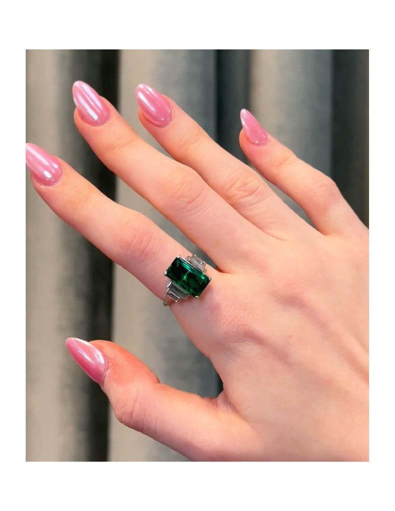 Van Cleef & Arpels Original Signed Ring, 3.69 cts Emerald, 1 ct Diamonds In Good Condition For Sale In Boca Raton, FL