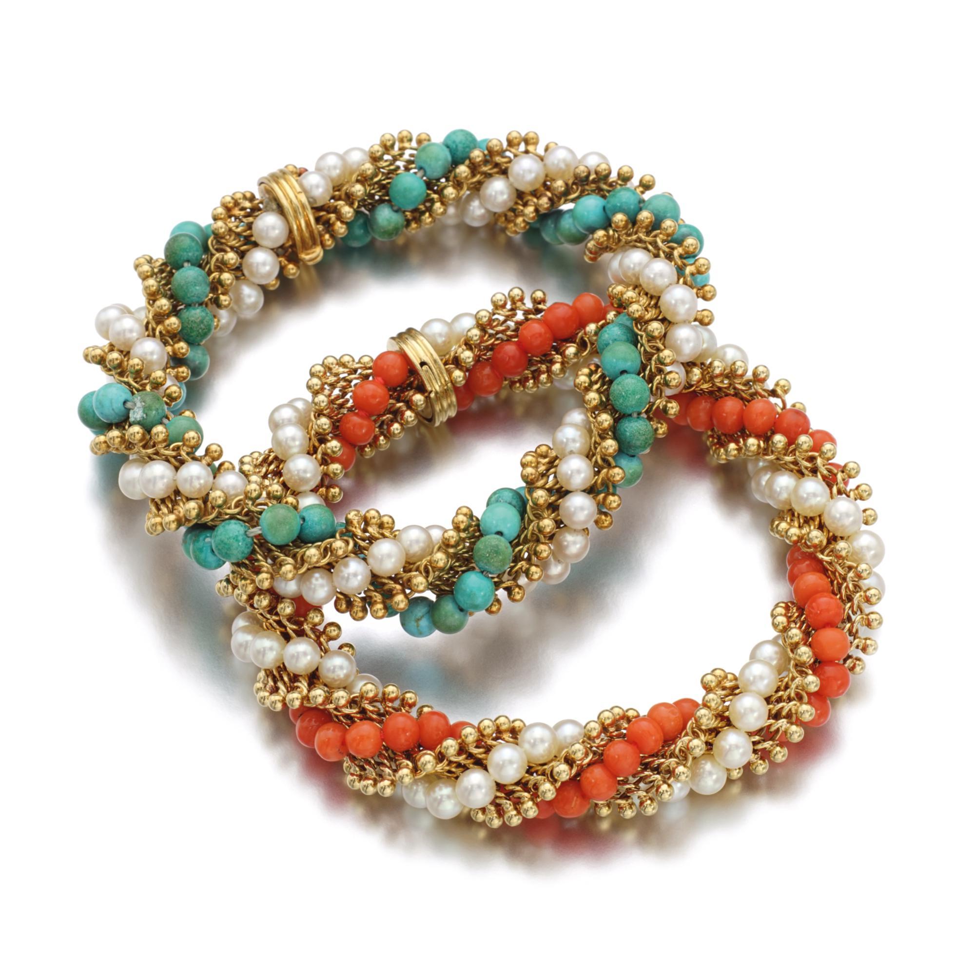 Perle Van Cleef & Arpels - Paire de bracelets torsadés en perles de culture, corail et turquoise en vente