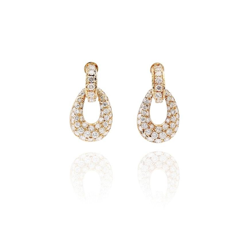 Cada una engastada con diamantes talla brillante, longitud aproximada de 22 mm, firmada Van Cleef & Arpels, numerada, marcas de fabricante francés para Van Cleef & Arpels y marcas de ensaye para el oro.
