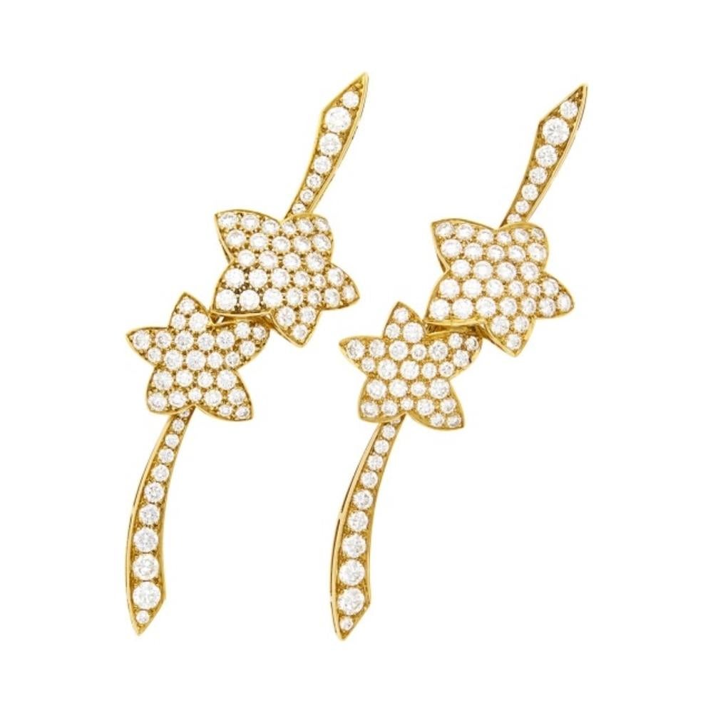 A pair of Van Cleef & Arpels gold and diamond star pins crafted in 18k yellow gold and set with 158 round diamonds for an approximate total carat weight 4.80 cts. Made in France.

One pin signed Van Cleef & Arpels, no. BL5755, and the other one