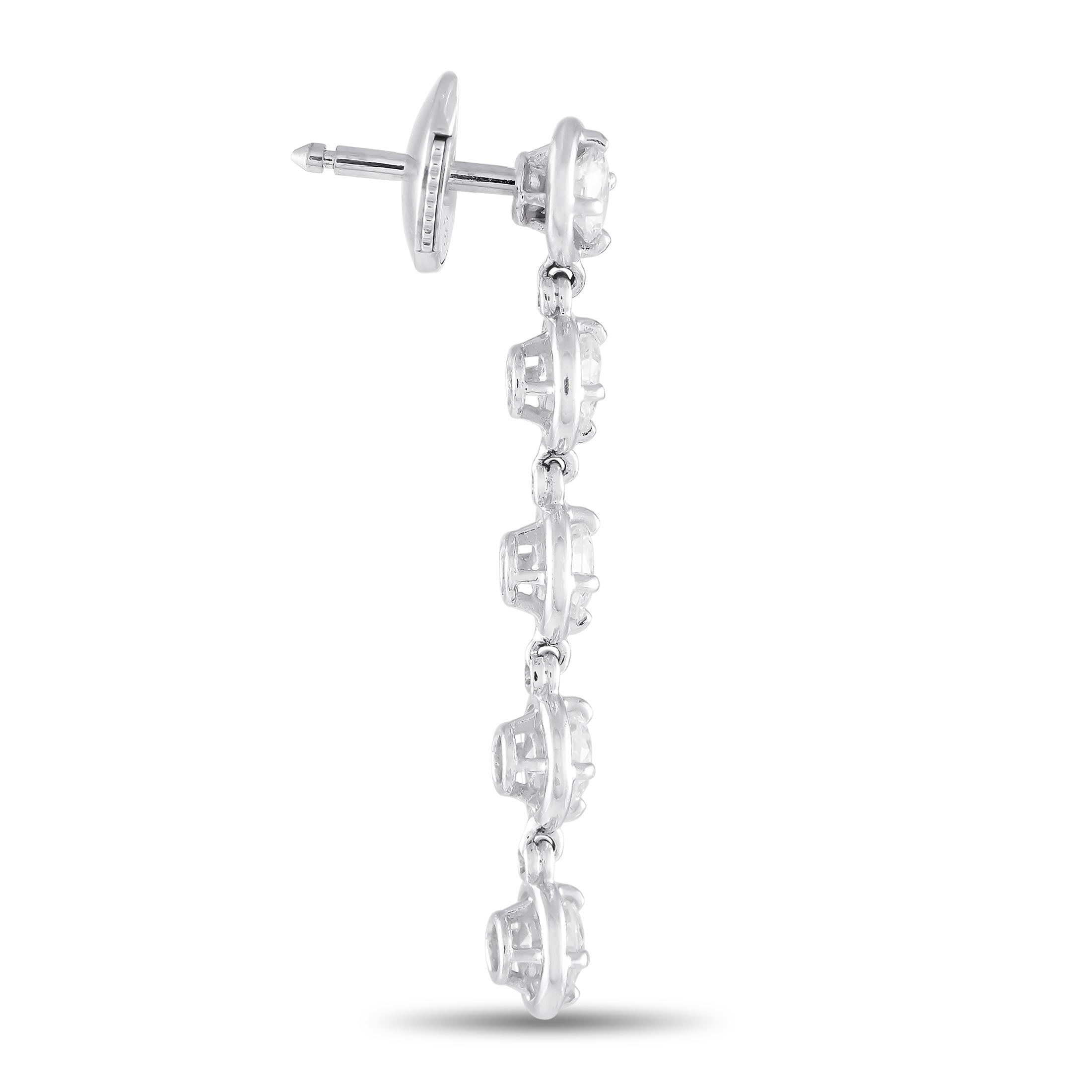 Diese Tropfenohrringe von Van Cleef & Arpels bringen Ihr Gesicht zum Strahlen und polieren Ihren Look. Dieses Paar ist Teil der Palmyre Collection'S. Jeder Ohrring verfügt über einen Schraubverschluss und eine vertikale Anordnung von fünf runden,