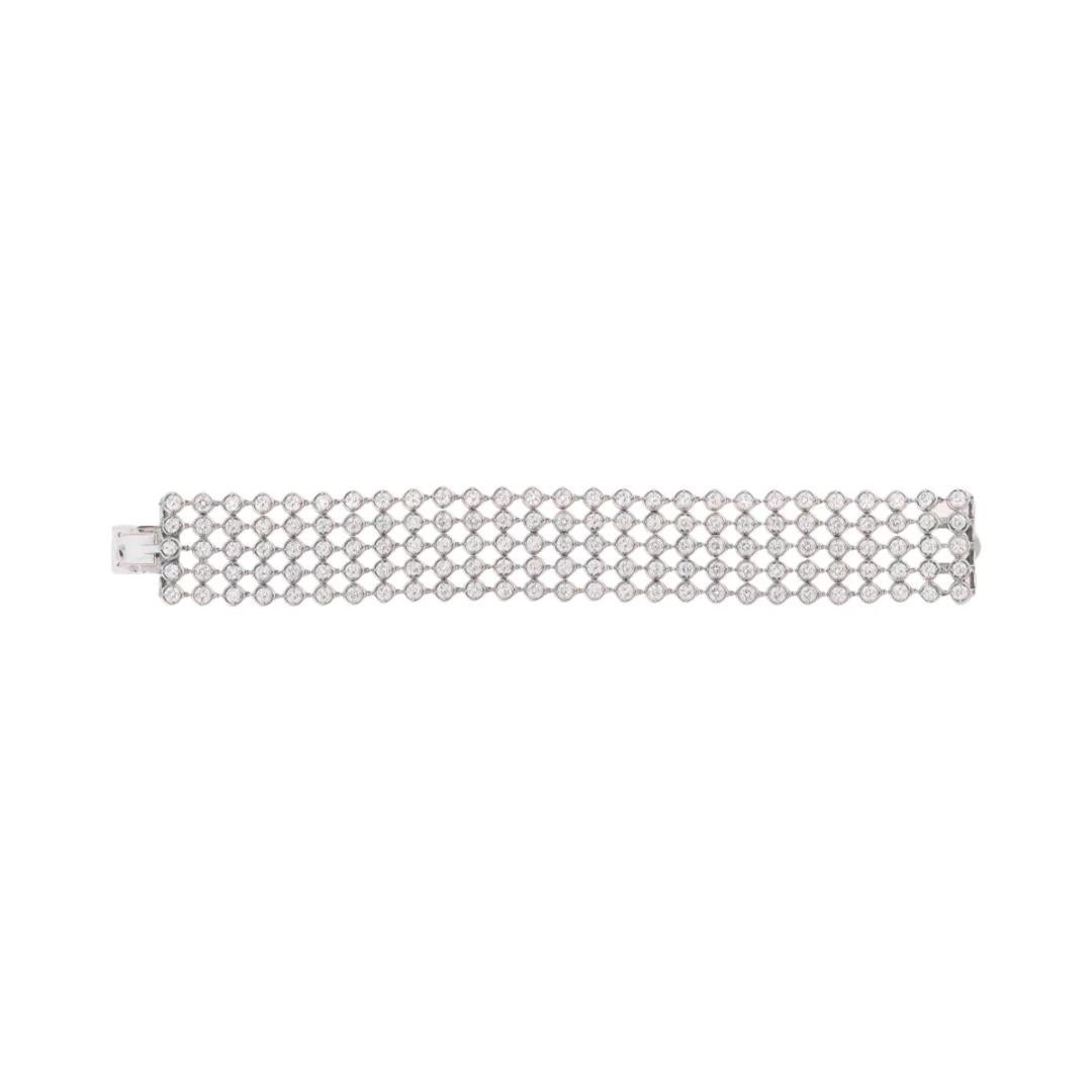 Dieses spektakuläre Van Cleef & Arpels Palmyre Diamantarmband ist aus 18 Karat Weißgold gefertigt. Dieses atemberaubende Stück hat ein einzigartiges und künstlerisches Design. Die Collection'S Palmyre zeichnet sich durch filigrane Muster und