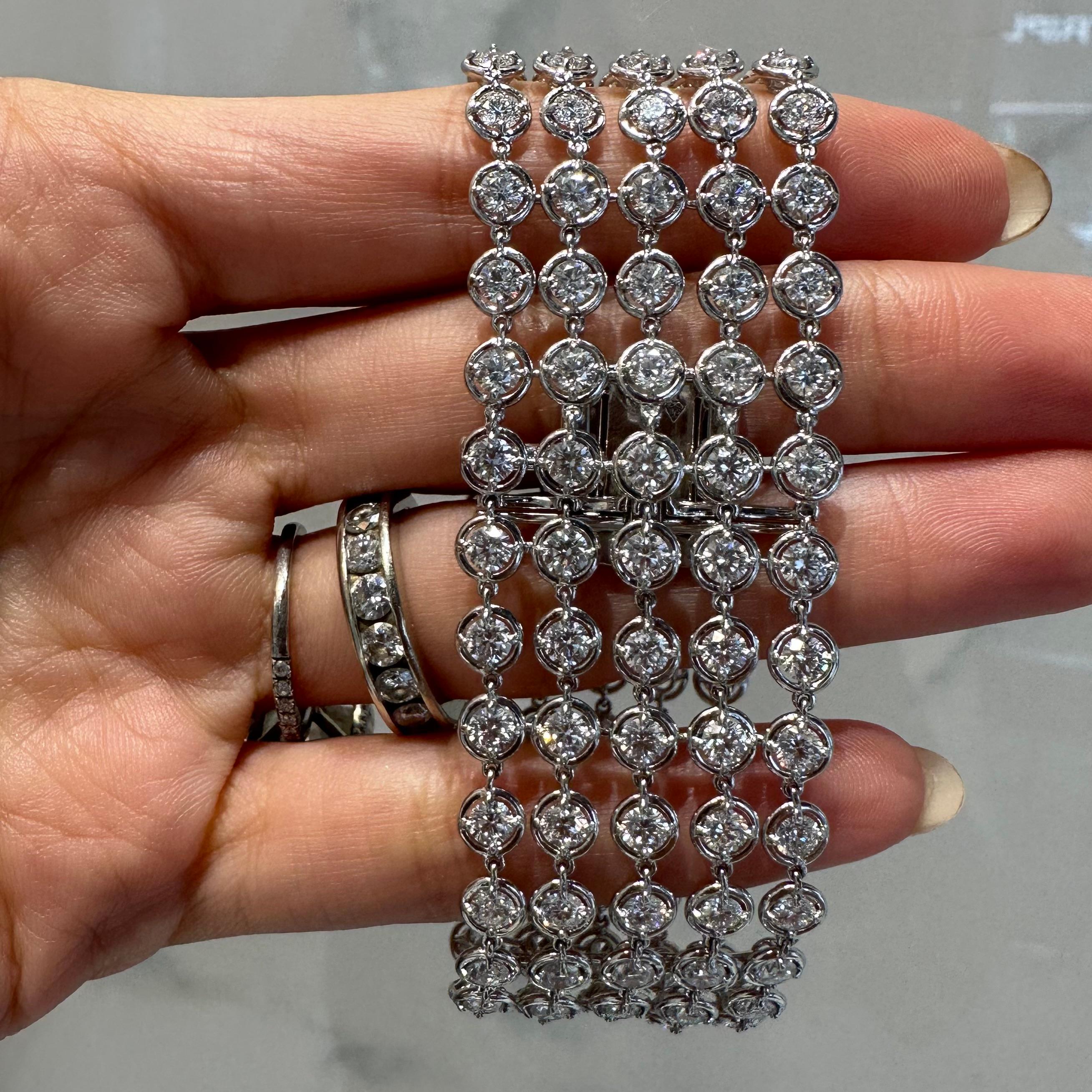 Van Cleef & Arpels Palmyre Armband aus 18 Karat Whte-Gold und Diamanten im Zustand „Hervorragend“ in Miami, FL