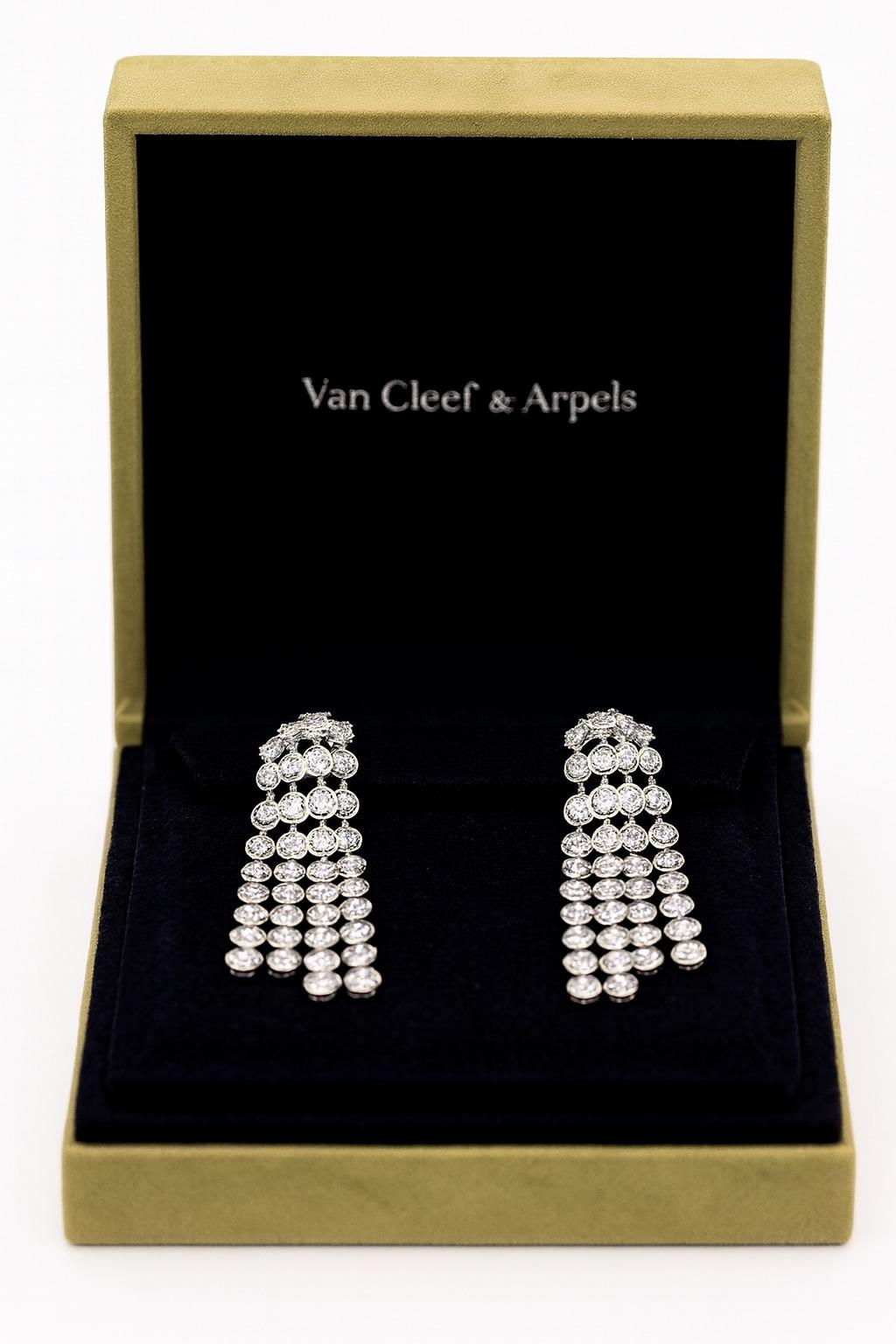 Van Cleef & Arpels Palmyre Diamant-Ohrringe aus 18K Weißgold

Ein prächtiges Paar Palmyre-Ohrringe von Van Cleef & Arpels aus rhodiniertem 18-karätigem Weißgold, besetzt mit Diamanten im Brillantschliff von außergewöhnlicher Qualität. Das ebenso
