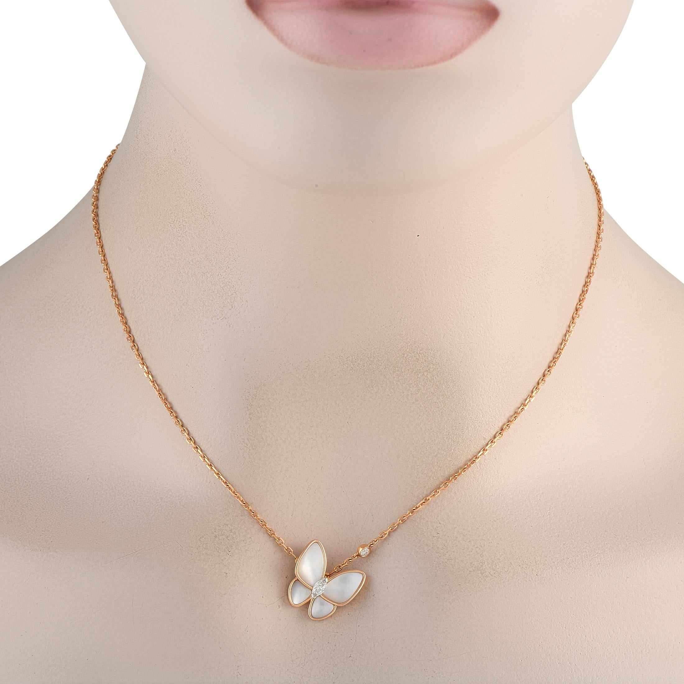Verleihen Sie jedem Ensemble Charme und Raffinesse mit diesem Collier Papillon von Van Cleef & Arpels. Der exquisite Schmetterlingsanhänger aus opulentem 18-karätigem Roségold verfügt über Akzente aus Perlmutt und einen Diamanten im Marquise-Schliff