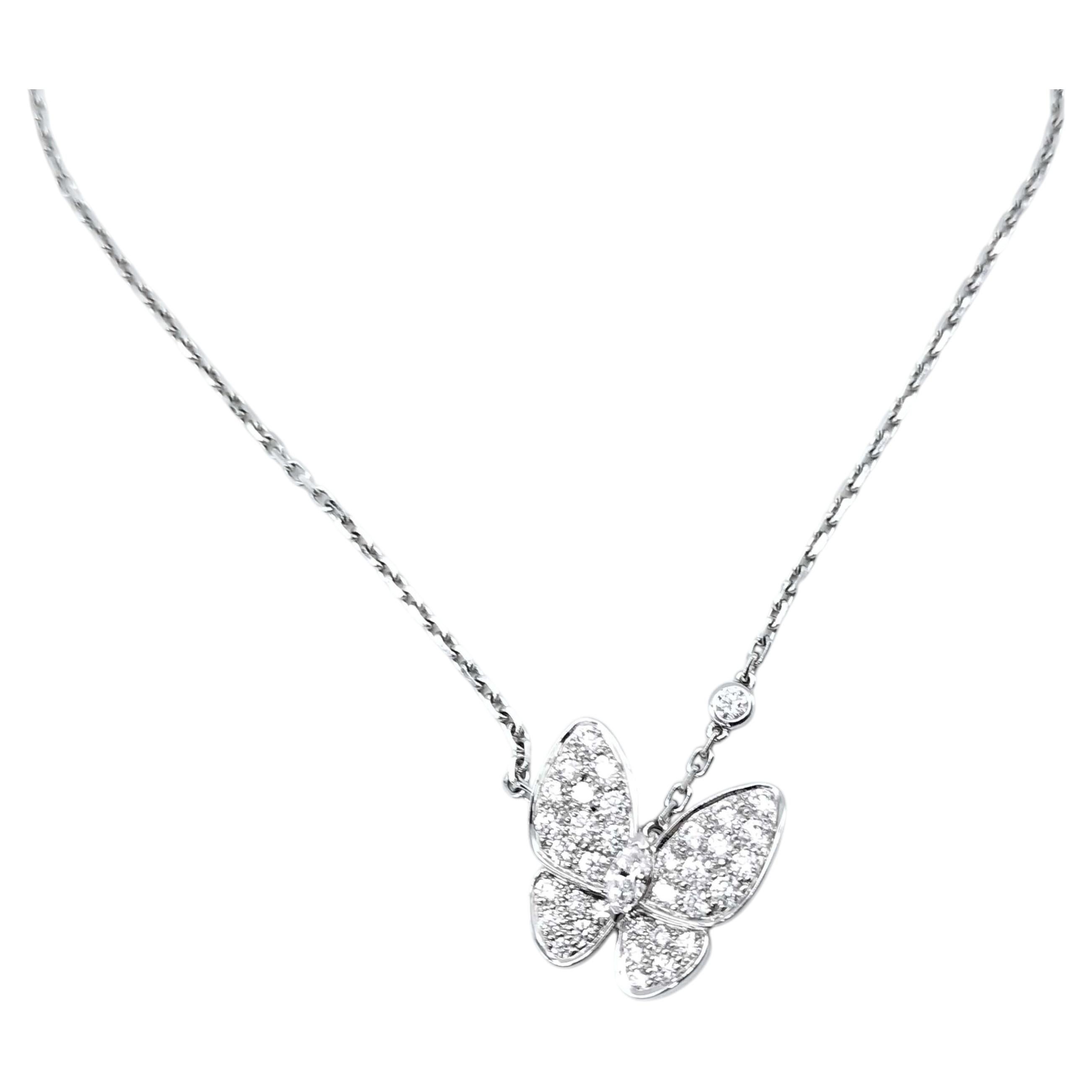 Collana con ciondolo a farfalla “Papillon” di Van Cleef & Arpels, in oro bianco con pavé di diamanti