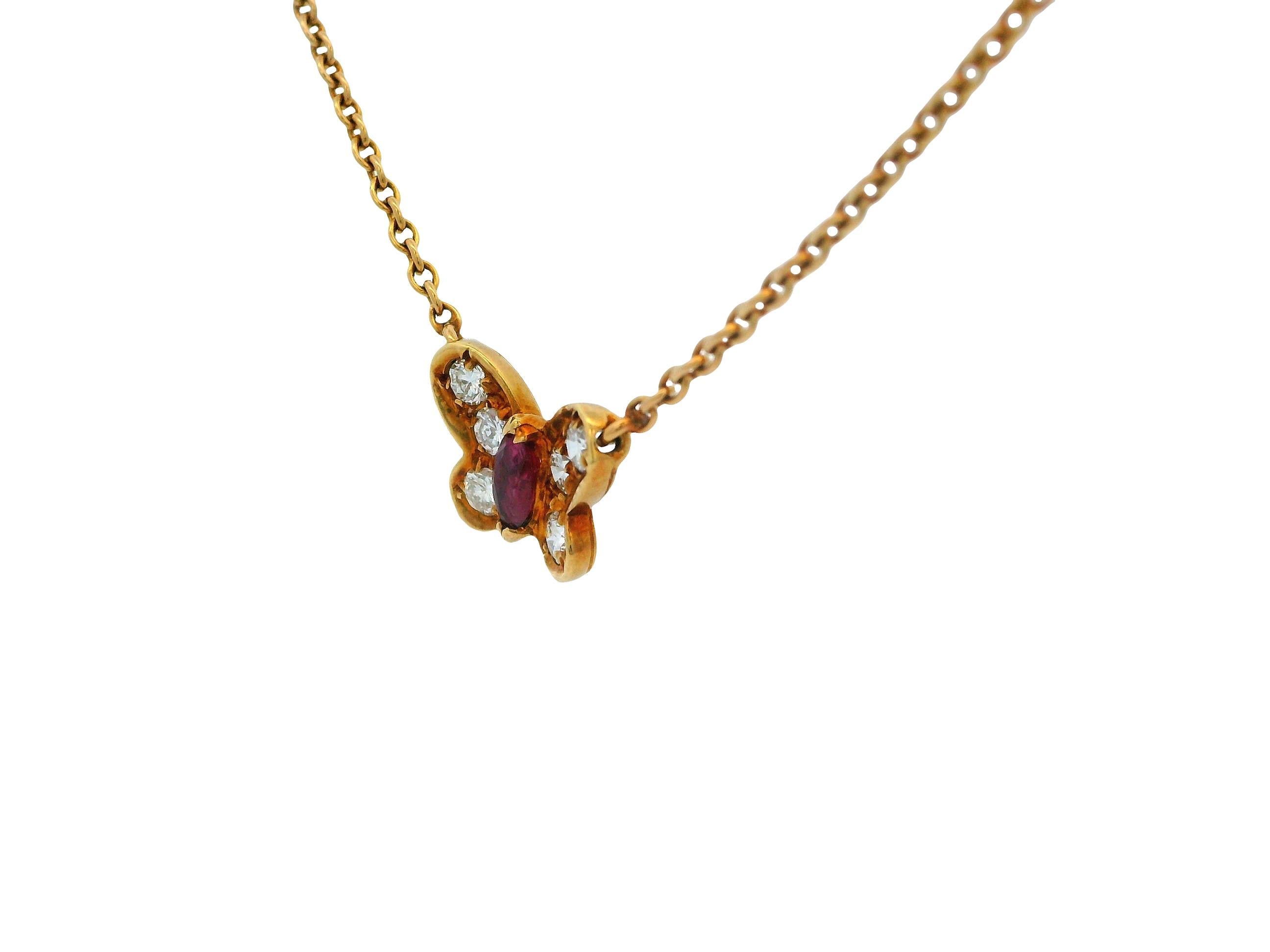 Van Cleef & Arpels Papillon Ruby Diamond 18K Yellow Gold Necklace In Excellent Condition For Sale In Great Neck Plaza, NY