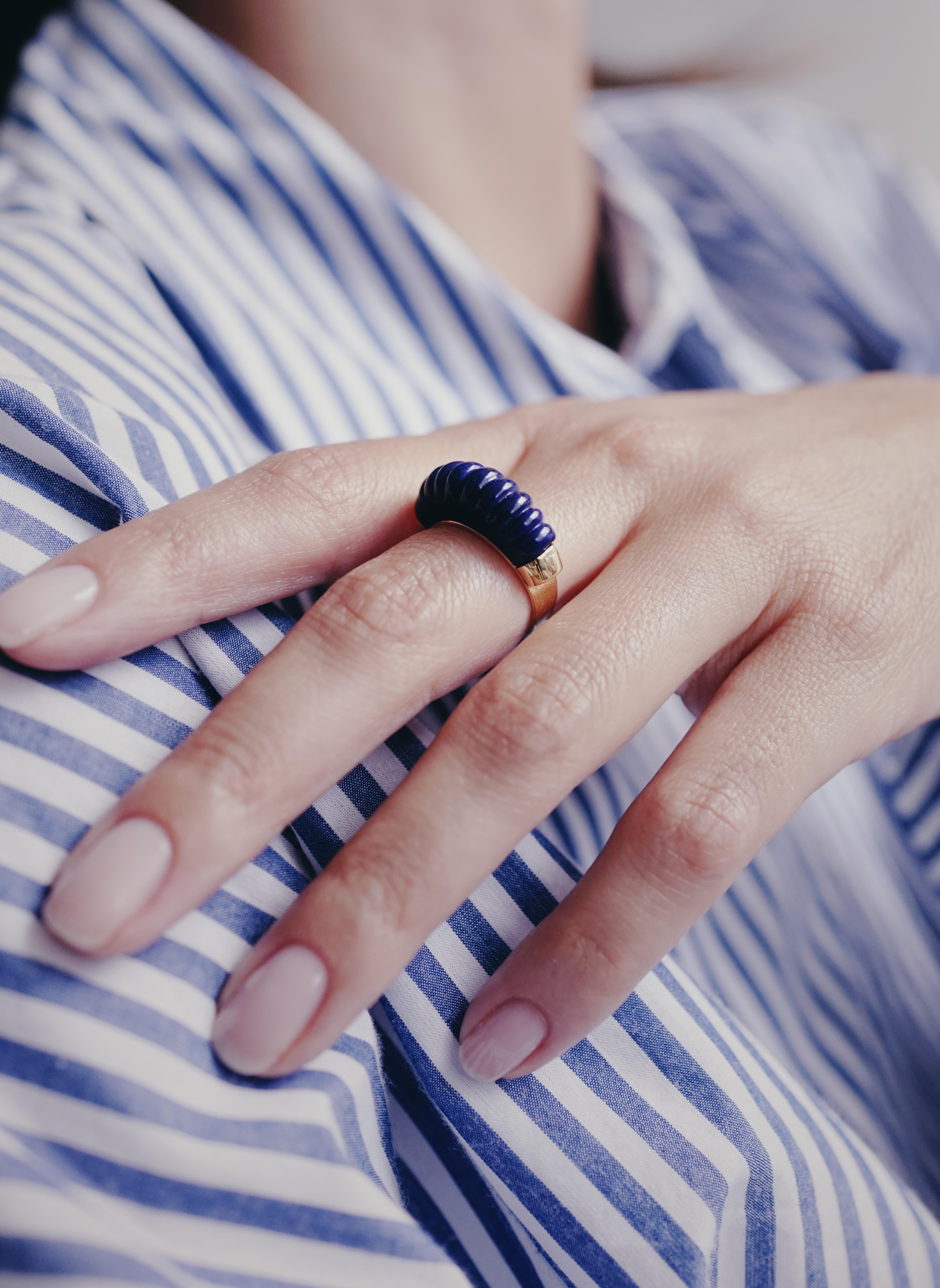Van Cleef & Arpels, Paris
Schöner Ring aus Lapislazuli und 18k Gold, CIRCA 1970
Der Ring im Godrons-Design ist ein sehr modernes Werk einer der wichtigsten Van Cleef-Werkstätten in Paris in den 1950er bis 1970er Jahren, Pery & Fils.
Signiert VCA und