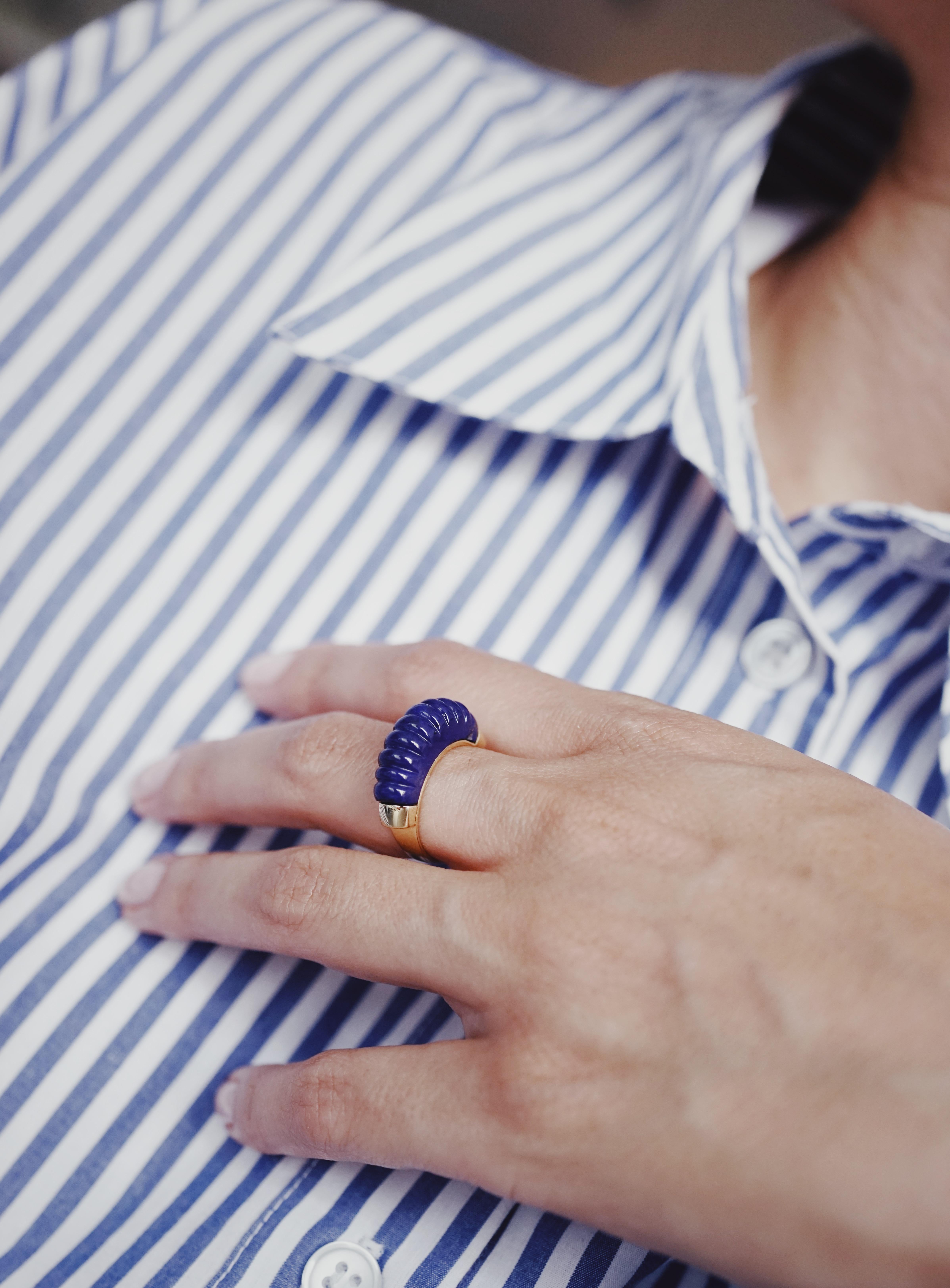Van Cleef & Arpels, Paris, 18K Gold und Lapis-Lazuli Godrons Ring, um 1970 (Cabochon) im Angebot