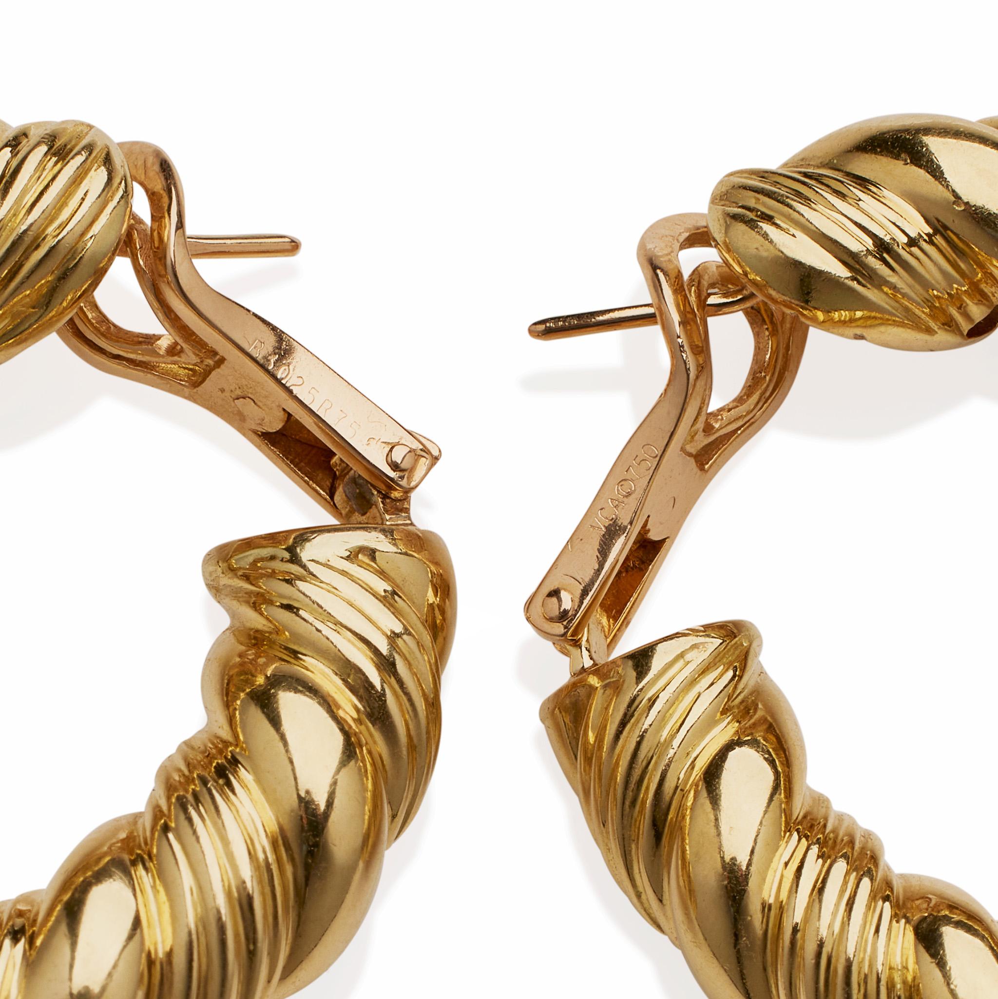 Van Cleef & Arpels Paris 18K Gold Twisted Hoop Earrings In Excellent Condition For Sale In New York, NY