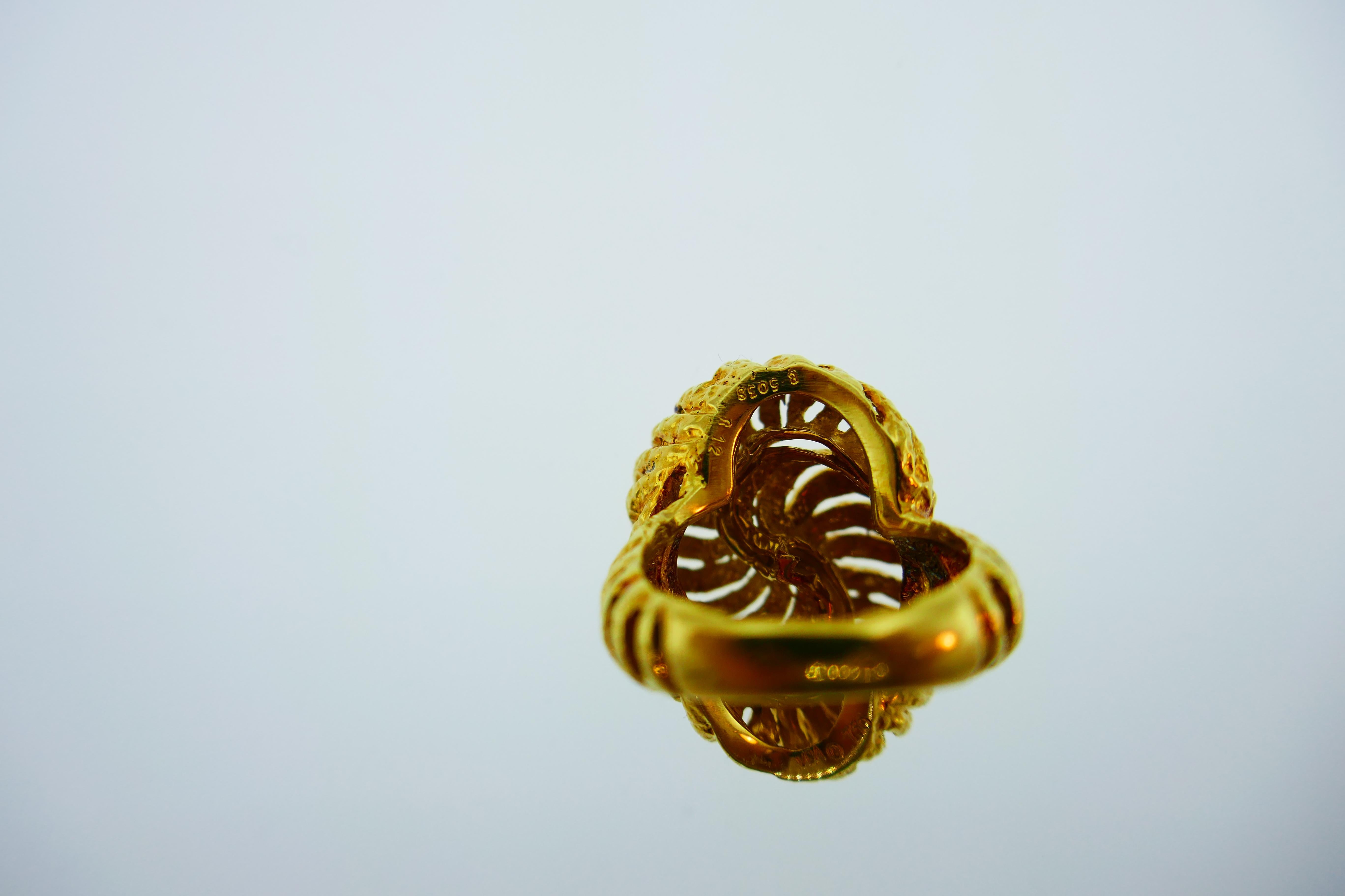 Van Cleef & Arpels Paris 18k Hammered Yellow Gold Knot Ring Vintage, circa 1980s In Excellent Condition In Beverly Hills, CA