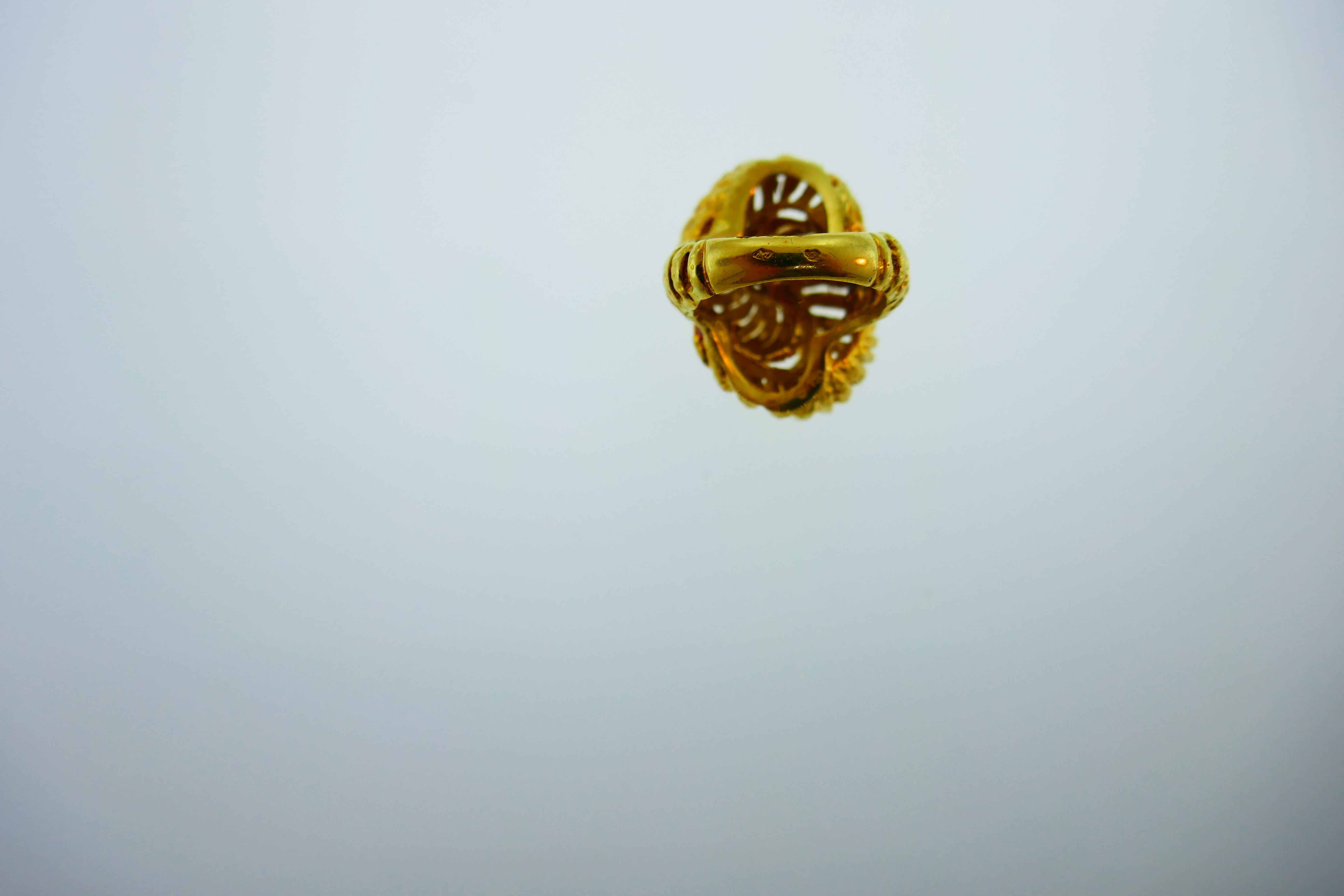 Women's or Men's Van Cleef & Arpels Paris 18k Hammered Yellow Gold Knot Ring Vintage, circa 1980s
