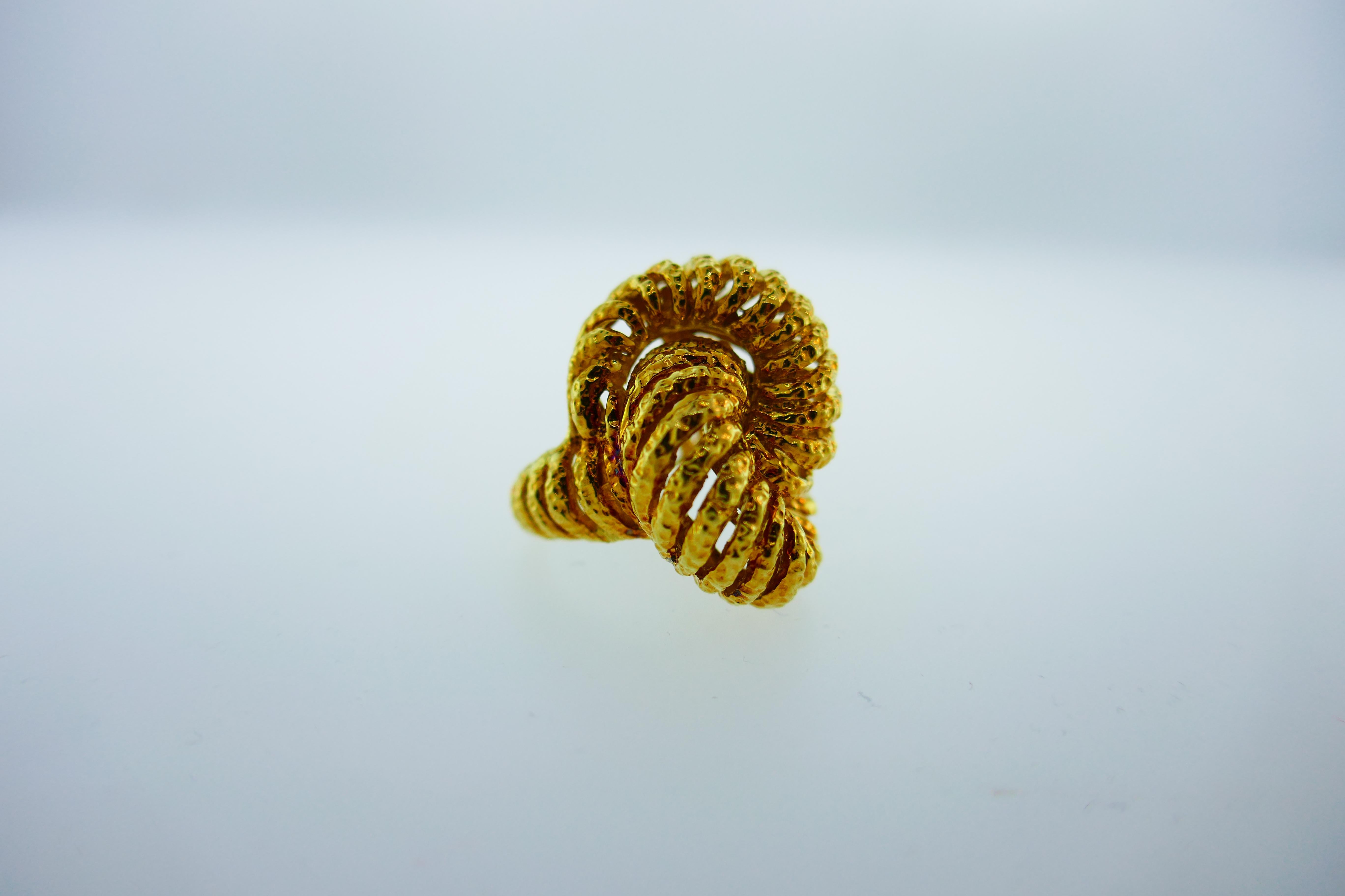 Van Cleef & Arpels Paris 18k Hammered Yellow Gold Knot Ring Vintage, circa 1980s 1