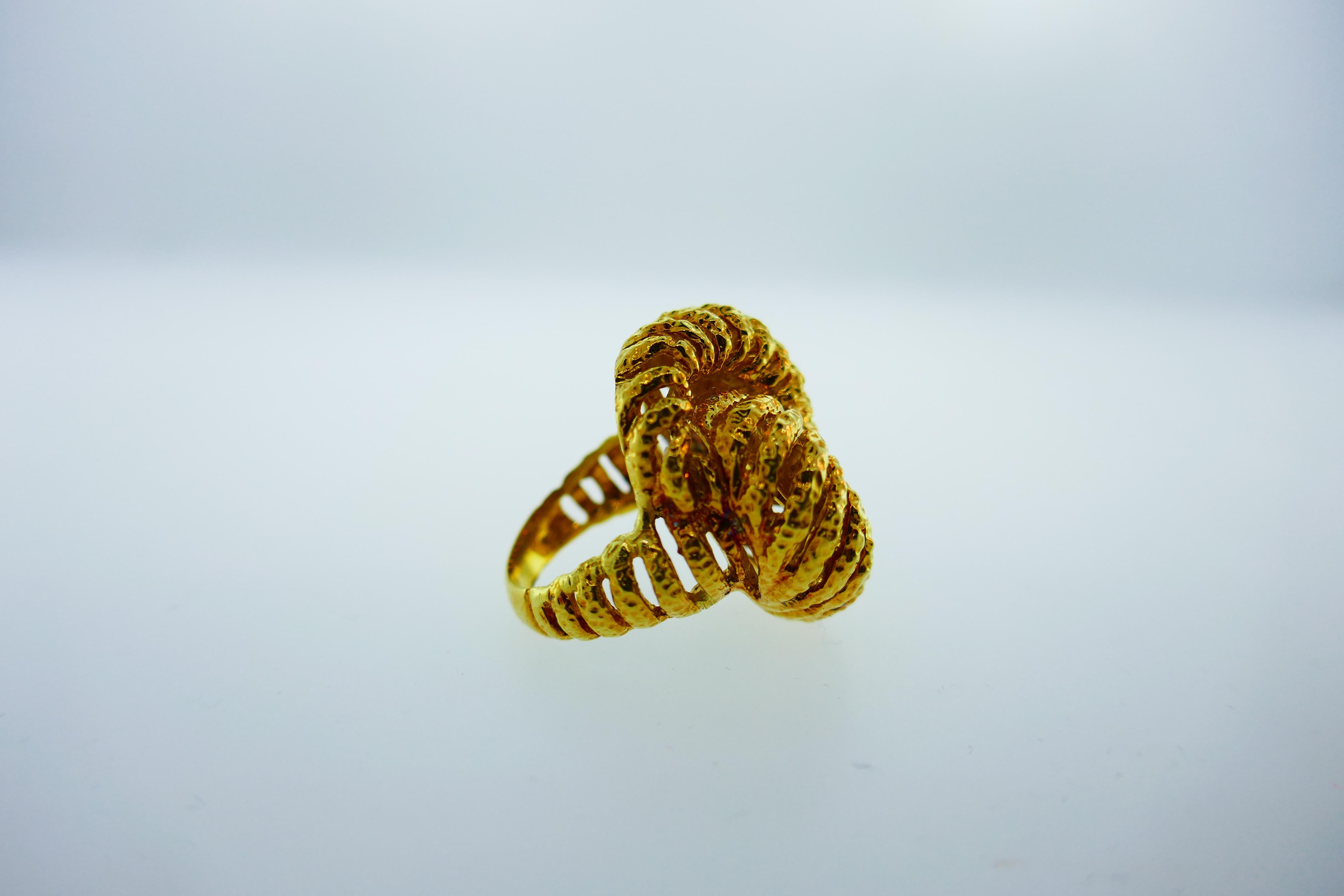 Van Cleef & Arpels Paris 18k Hammered Yellow Gold Knot Ring Vintage, circa 1980s 2