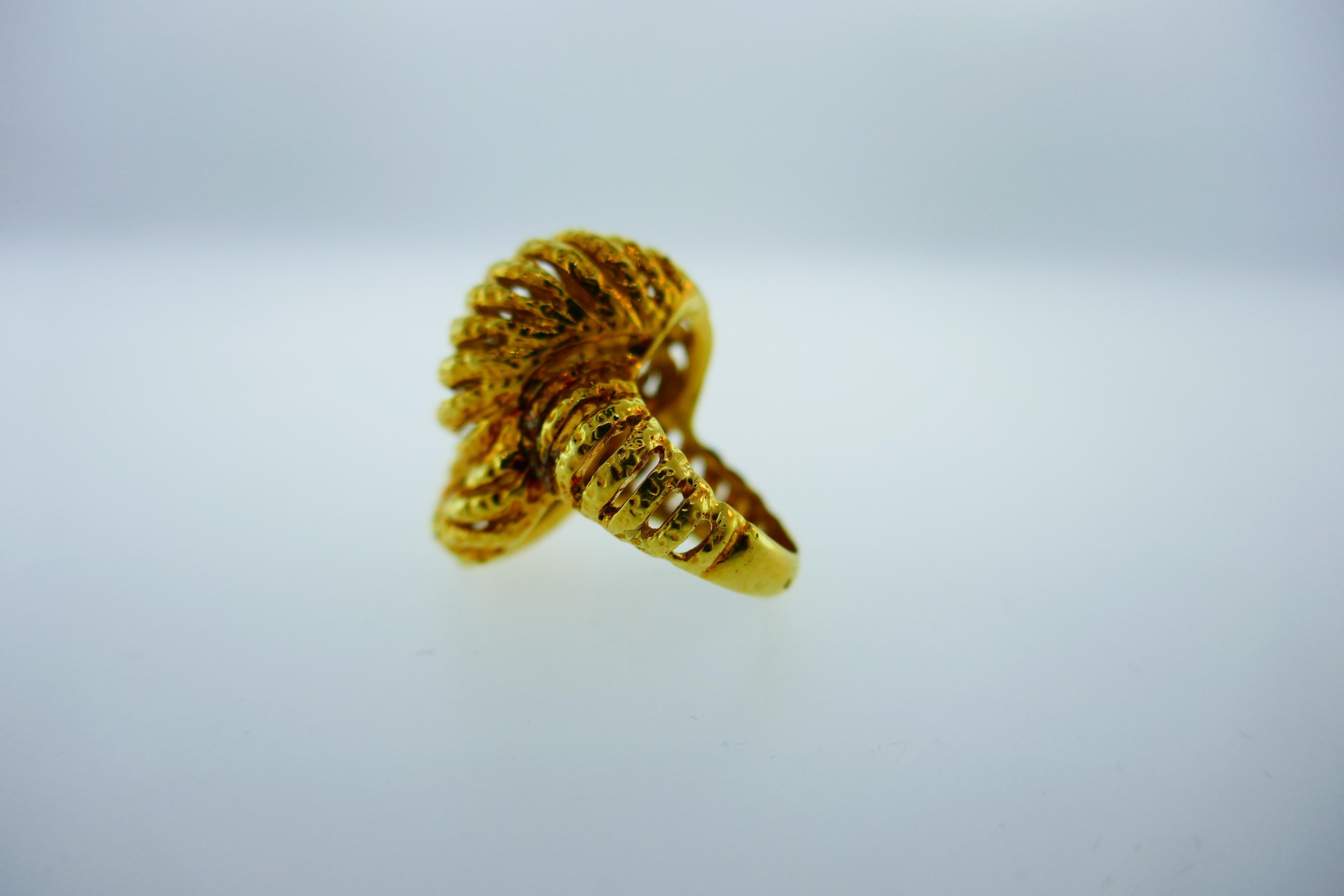 Van Cleef & Arpels Paris 18k Hammered Yellow Gold Knot Ring Vintage, circa 1980s 4